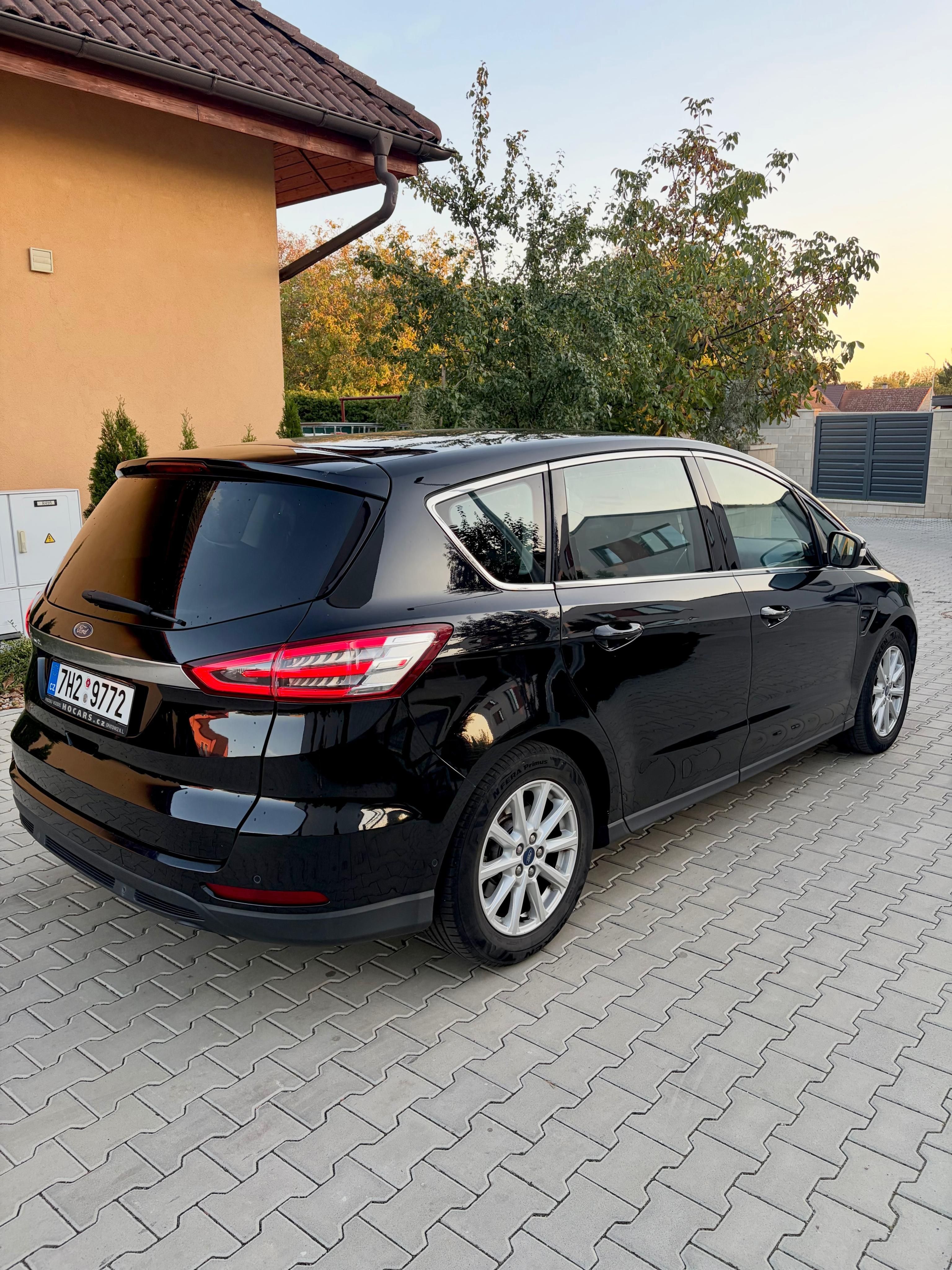 Ford S-MAX, 2.0 110 kW, Automat, Webasto - fotka 4