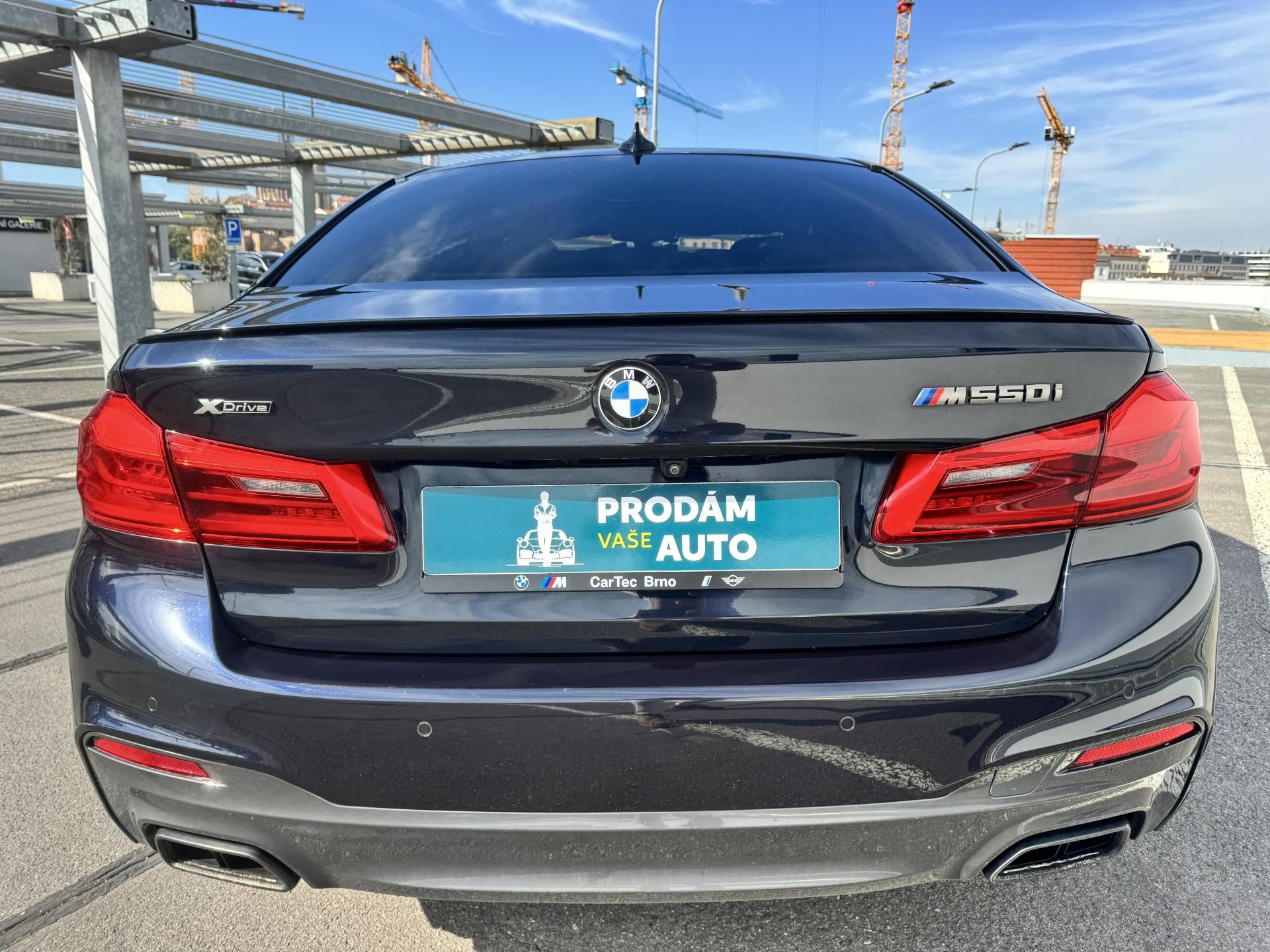 BMW Řada 5, M550i xDrive nez.topení - fotka 6