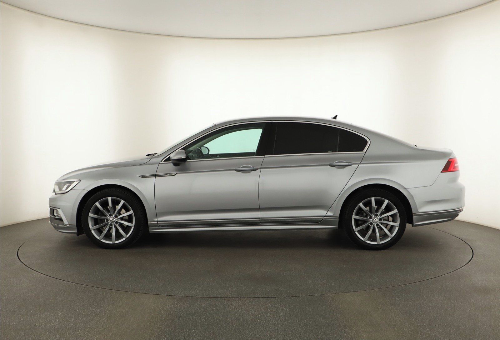 Volkswagen Passat, 2.0 TDI, R-Line, Automat, Kůže - fotka 3