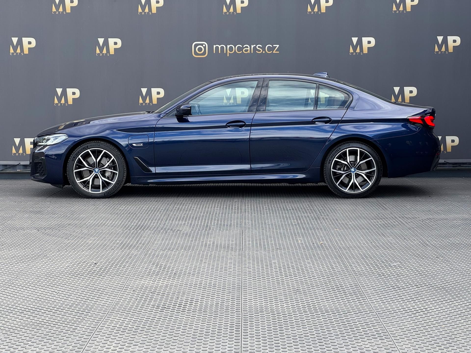 BMW Řada 5, 545e xDrive M Sport, DPH - fotka 5