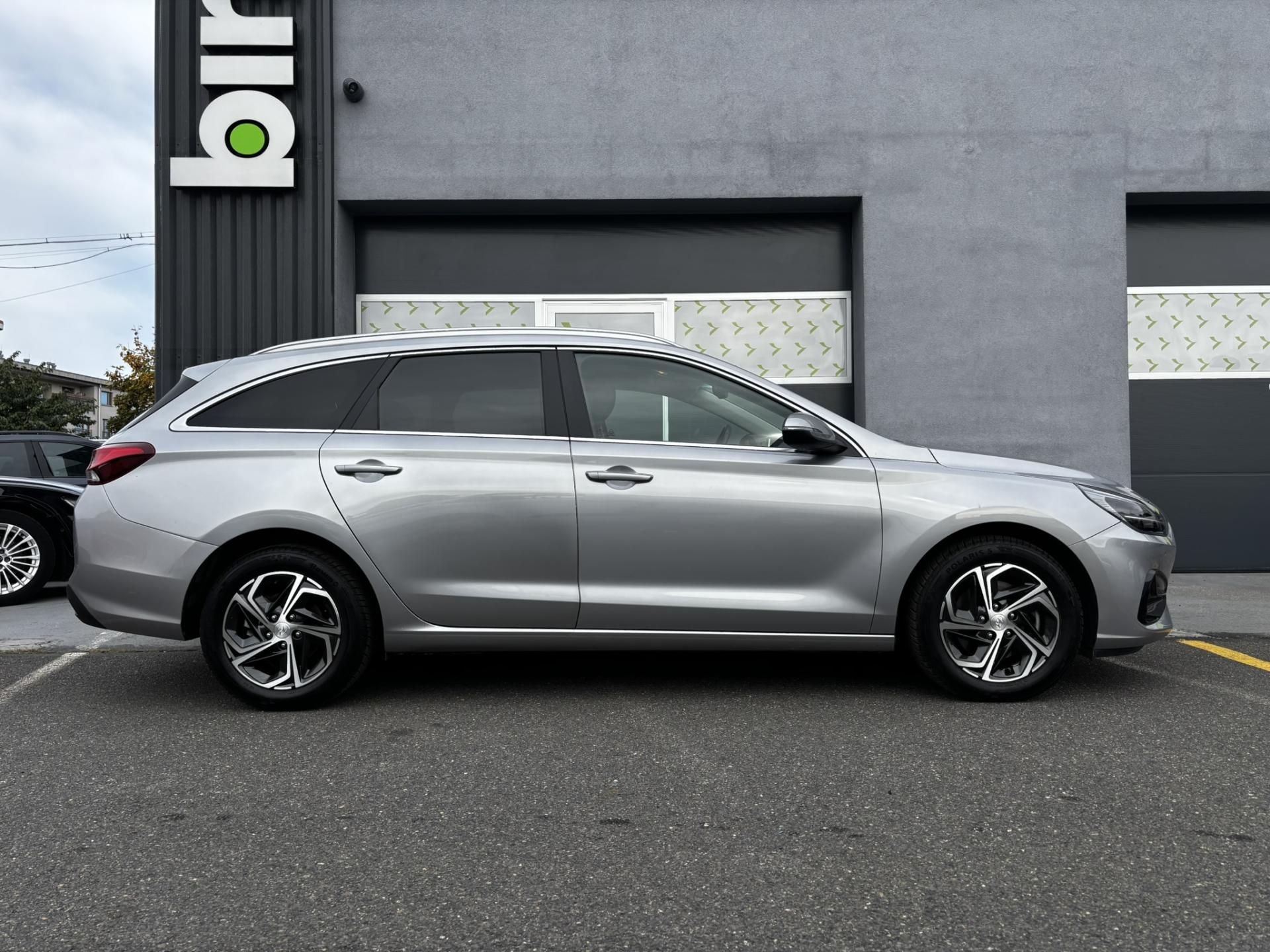 Hyundai i30, Kombi Smart 1.0 T-GDI - fotka 2