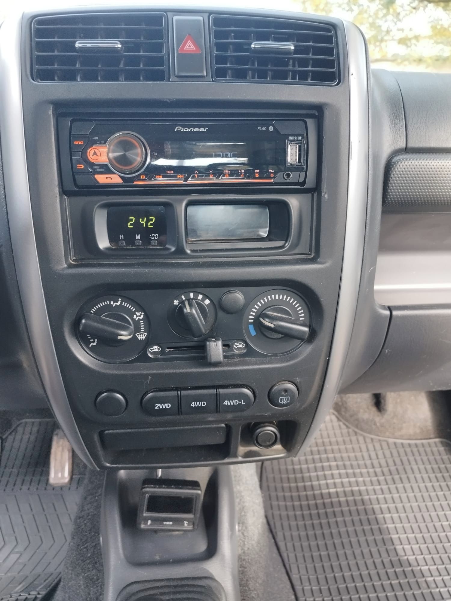 Suzuki Jimny, 4x4,sada pneu.,tažné zařízení - fotka 5