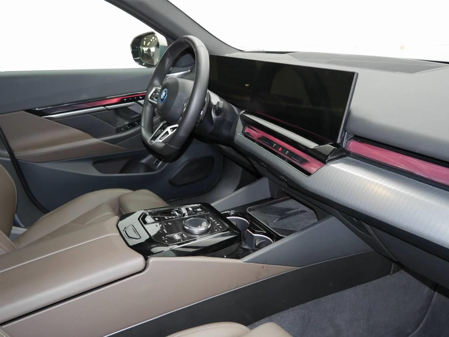 BMW Řada 5, 550e xDrive Touring Tažné - fotka 5