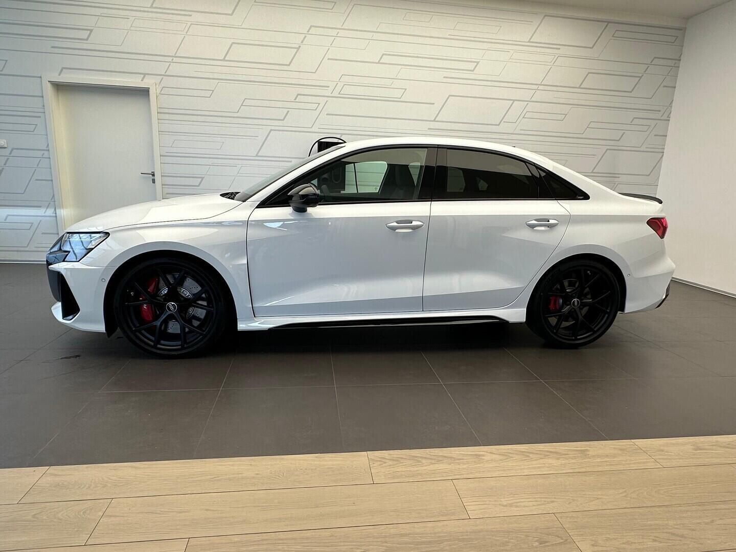 Audi RS3, Limuzína quattro 2.5 TFSI 294 - fotka 4