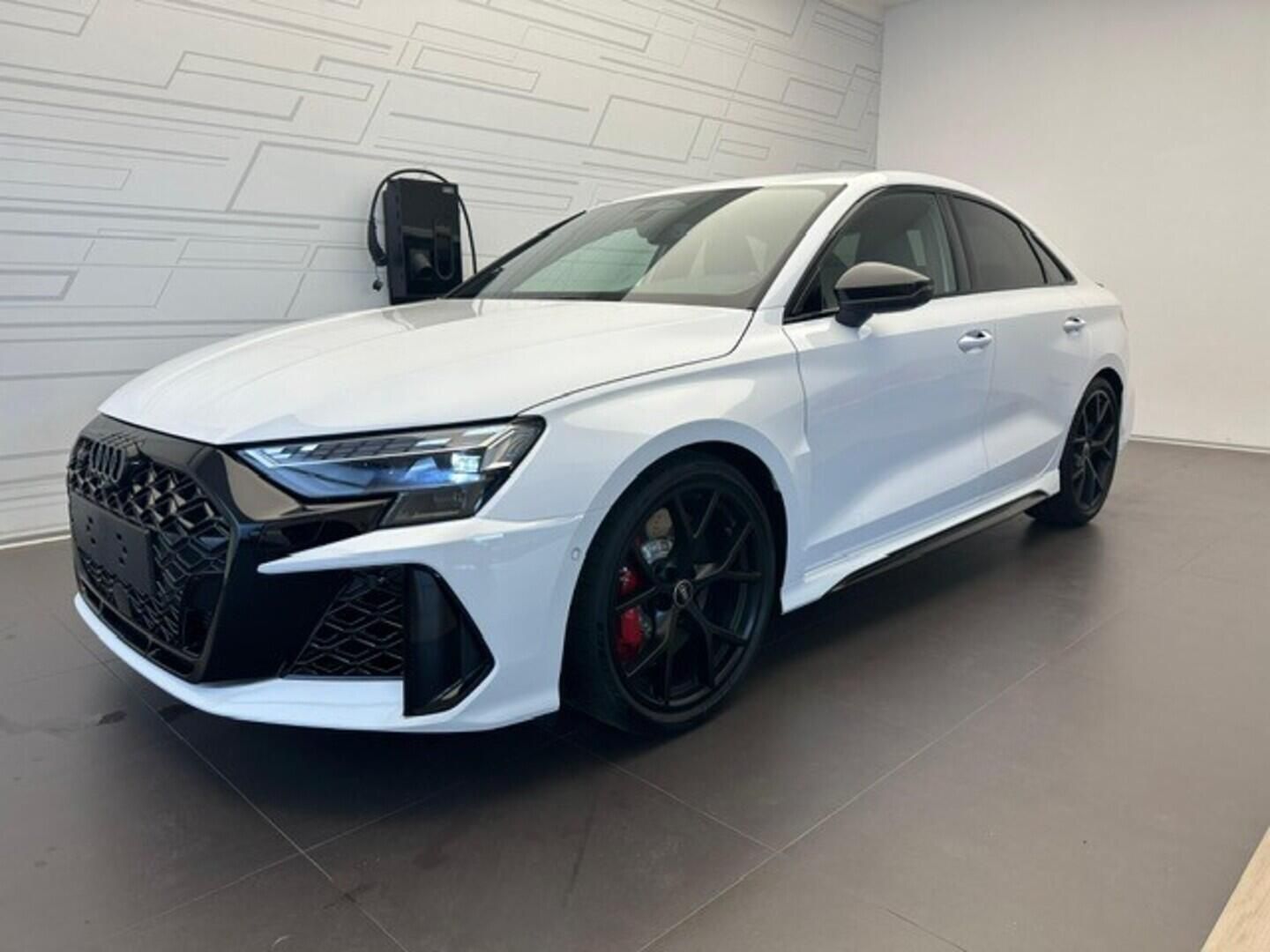 Audi RS3, Limuzína quattro 2.5 TFSI 294 - fotka 2