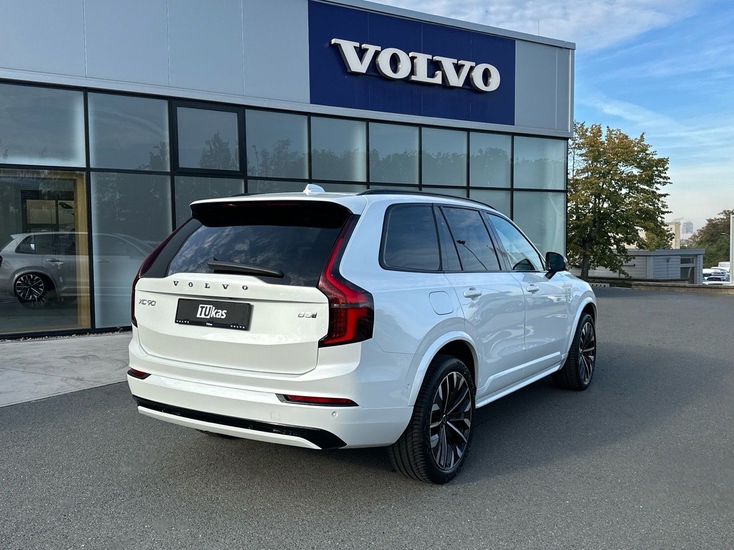 Volvo XC90, 2.0B5 184kW 4x4  PLUS DARK - fotka 6