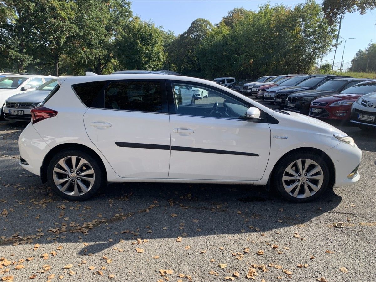 Toyota Auris, 1,8 HYBRID 1.MAJ.,ČR,SERVISKA - fotka 4