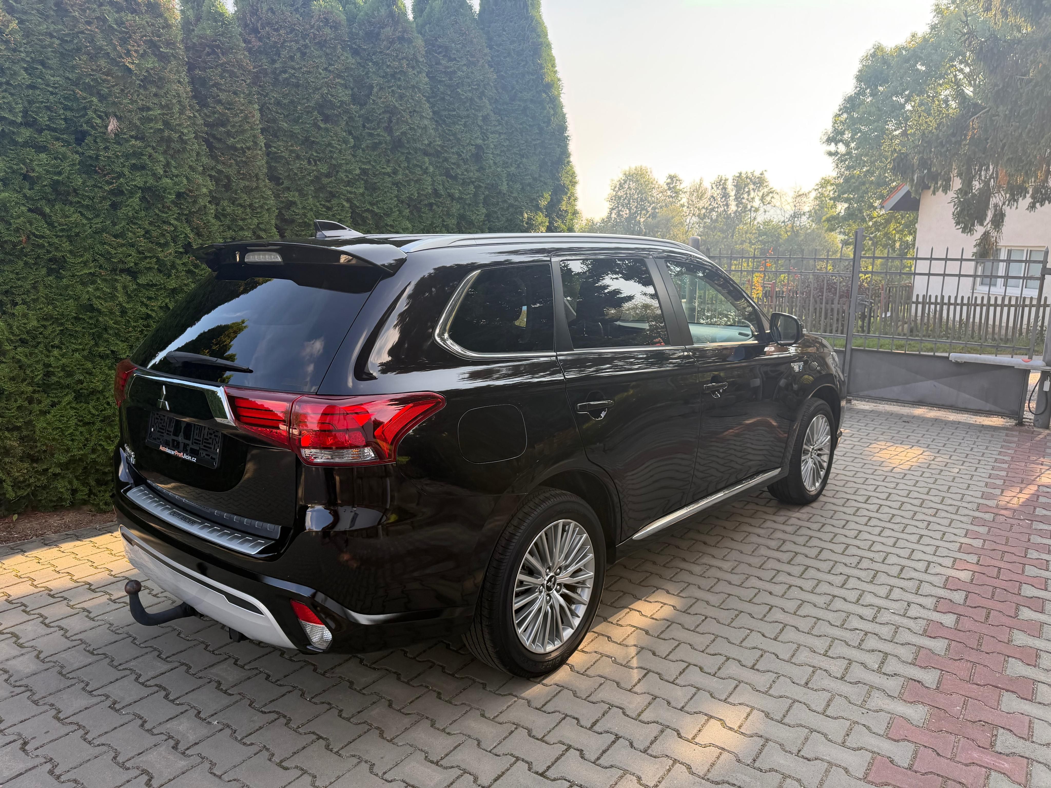 Mitsubishi Outlander, 2,4 PHEV Top stav 4WD serviska - fotka 4