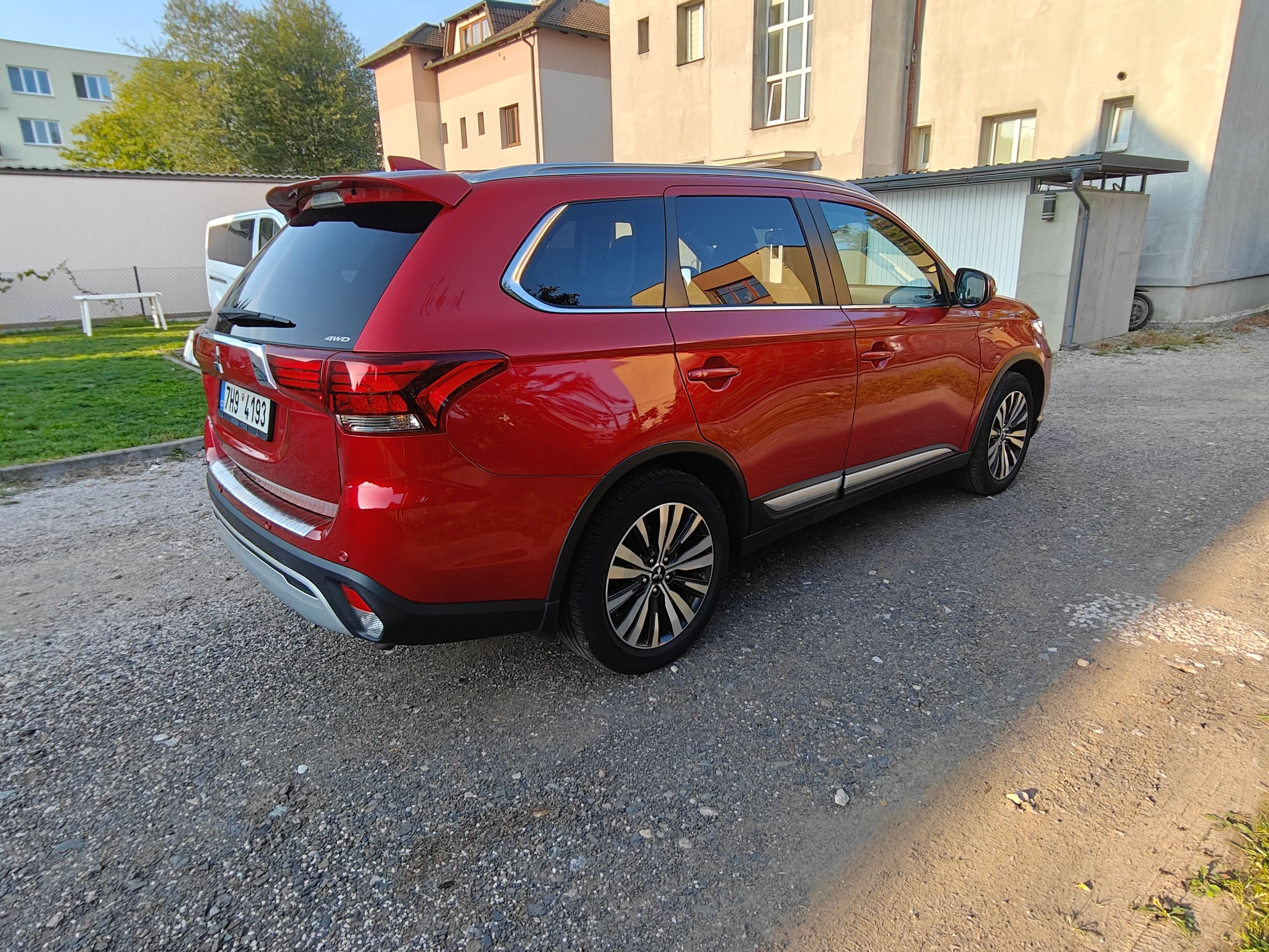 Mitsubishi Outlander, 2,0 MIVEC, 4x4 - plná výbava - fotka 6