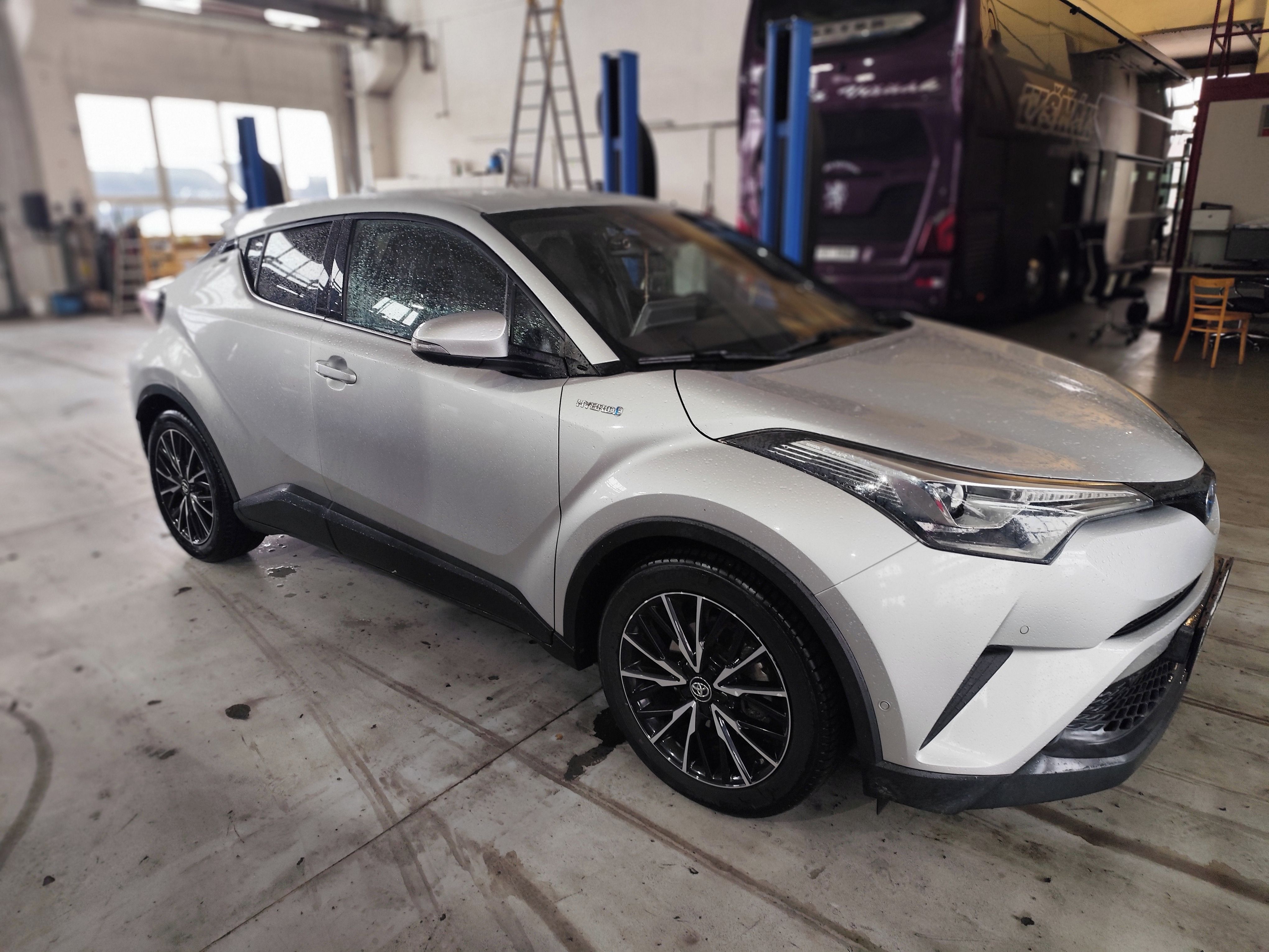Toyota C-HR, 1.8 benzín hybrid - fotka 3