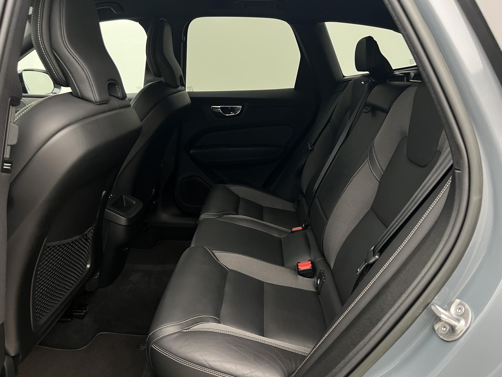 Volvo XC60, B4 AWD R-DESIGN AUT CZ - fotka 6