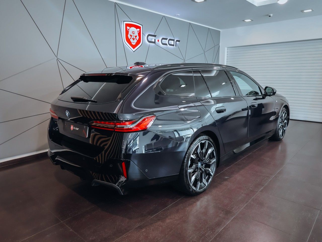 BMW Řada 5, 550e xDrive M-sport Touring - fotka 5