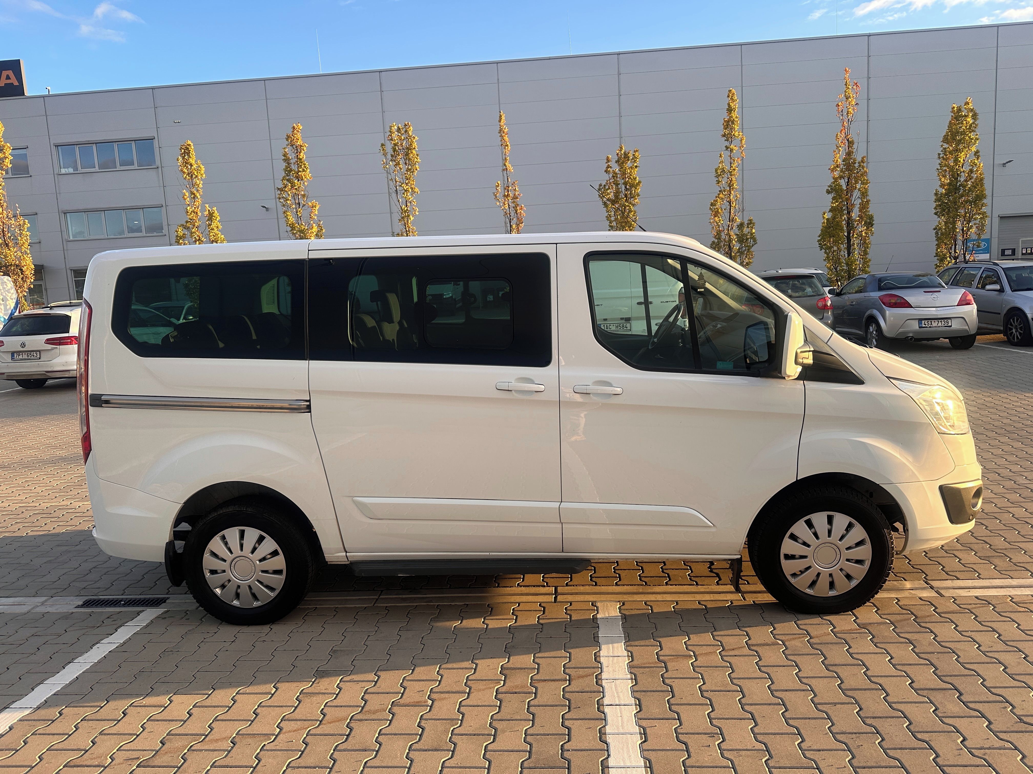 Ford Tourneo Custom, 2.2 TDCi 114kw, ČR,1.maj.,serv - fotka 4