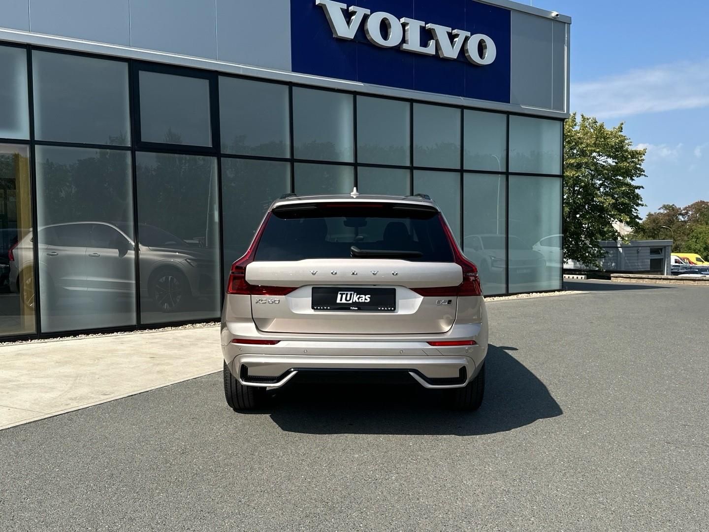 Volvo XC60, 2.0B5 184kW 4x4  ULTRA DARK - fotka 5