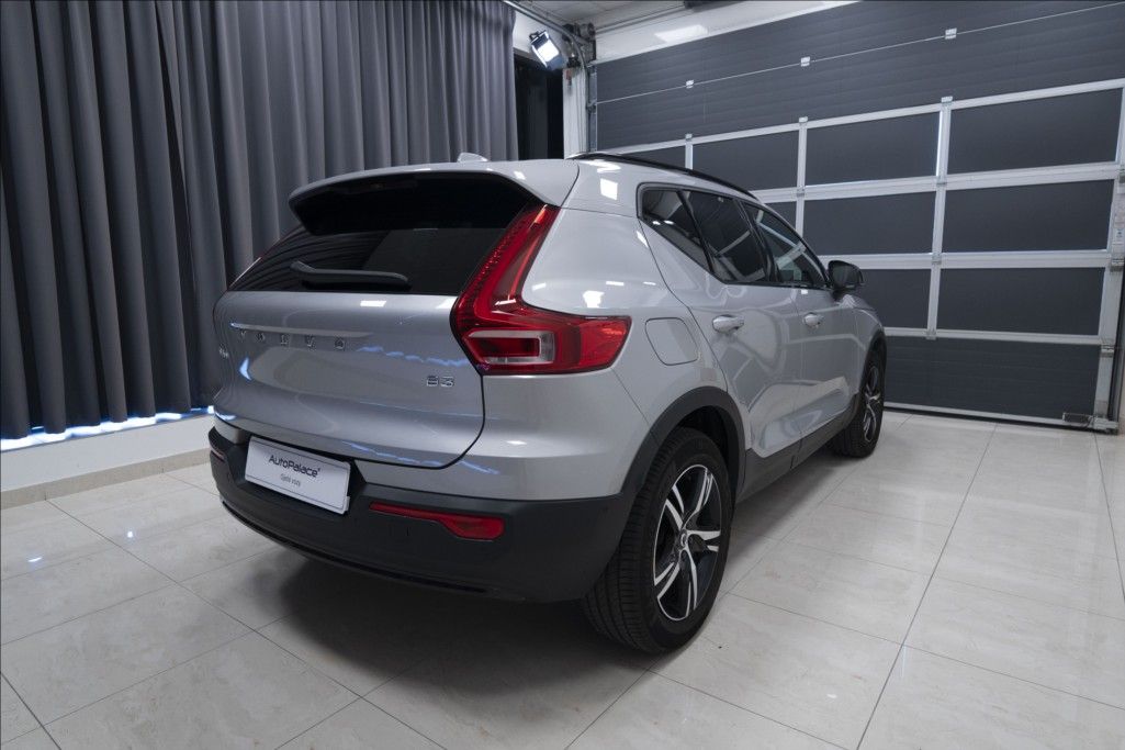 Volvo XC40, 2,0 B3 NAVI KAMERA 360° TAŽNÉ - fotka 4