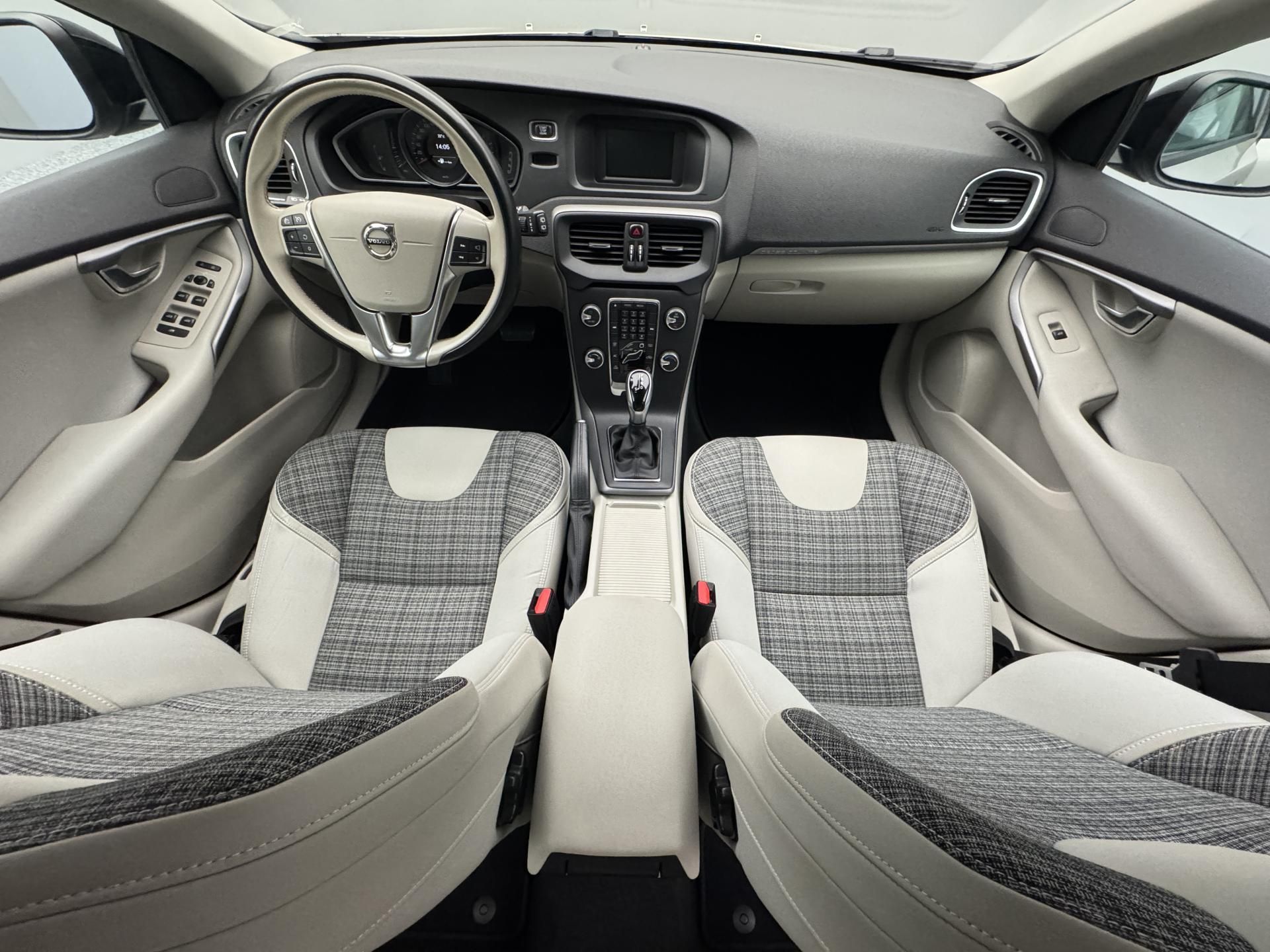 Volvo V40, CC T4 AWD MOMENTUM CZ - fotka 2