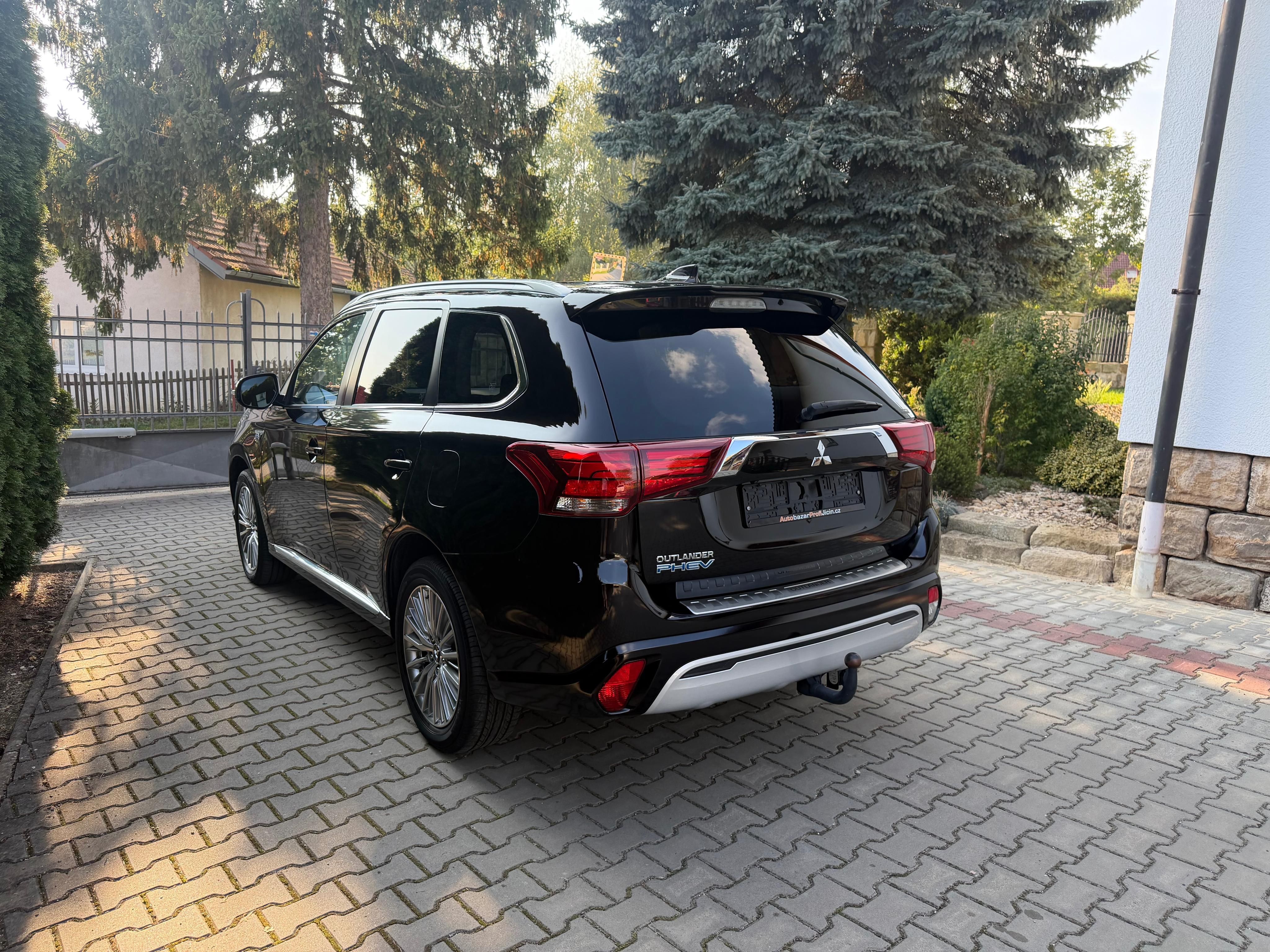 Mitsubishi Outlander, 2,4 PHEV Top stav 4WD serviska - fotka 6
