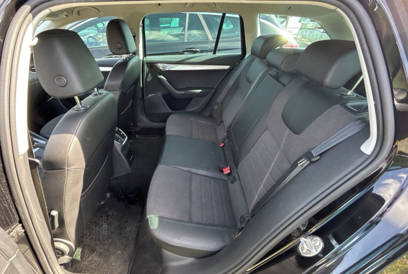 Škoda Octavia, 2.0TDI DSG 110KW 1maj serv kni - fotka 6