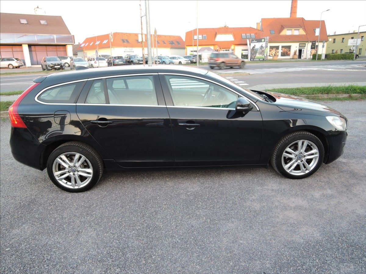 Volvo V60, 2,0 D4 Aut. Navi Kůže Servis - fotka 5