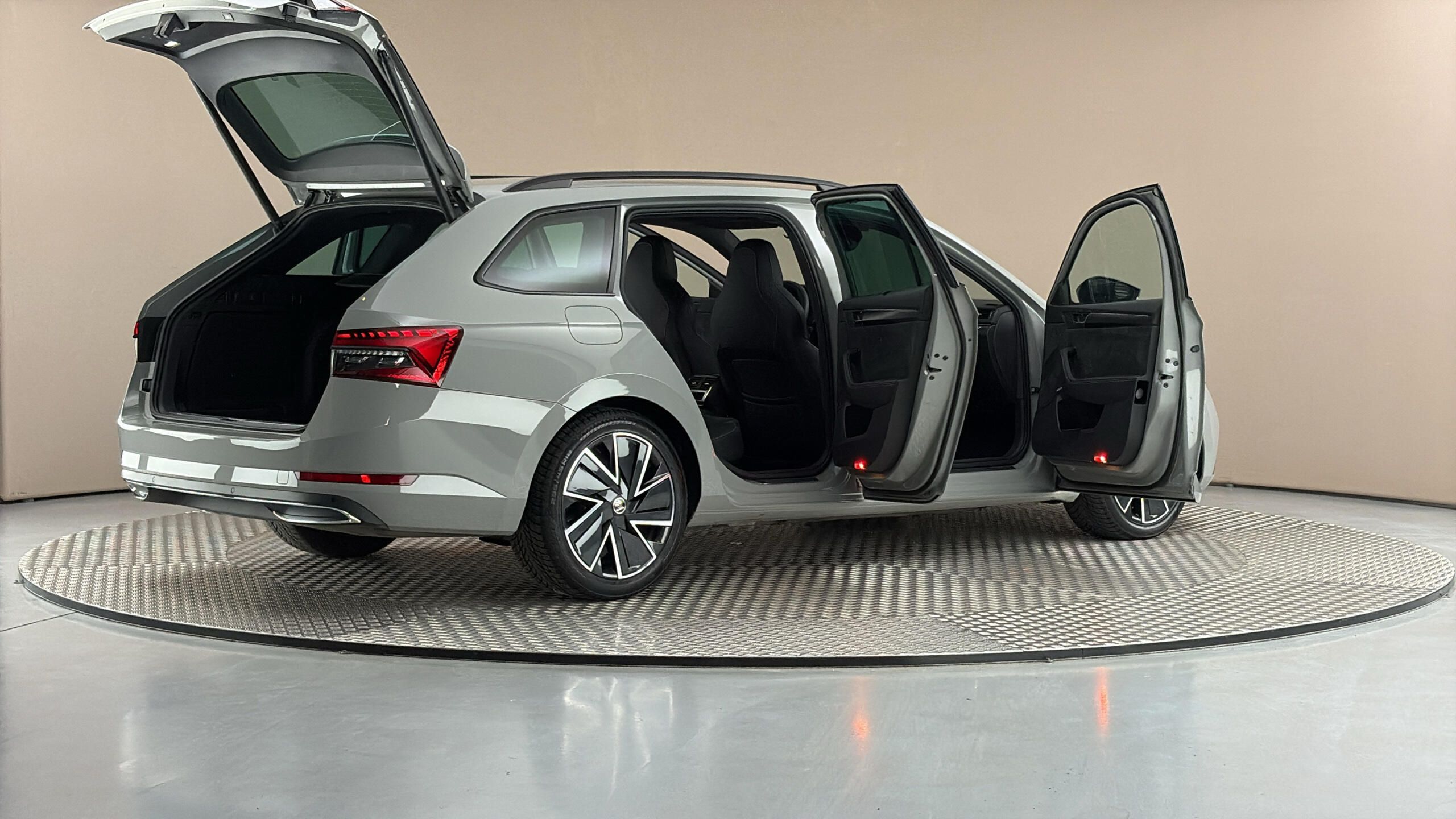 Škoda Superb, 1.5 TSI Sportline Combi - fotka 6