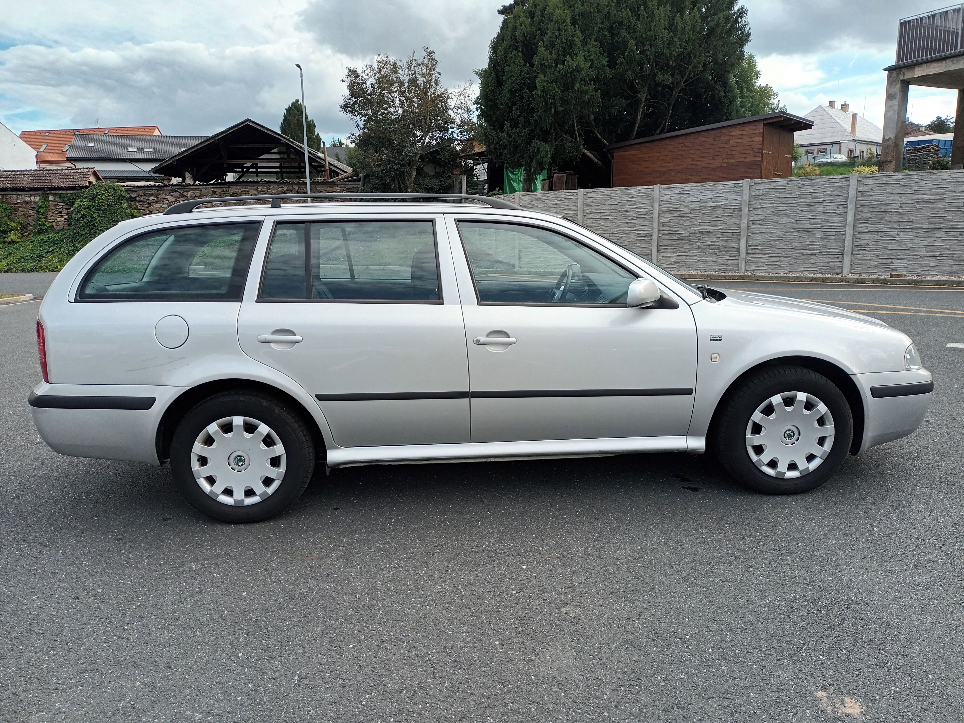 Škoda Octavia, 2.0MPI 85KW - fotka 6