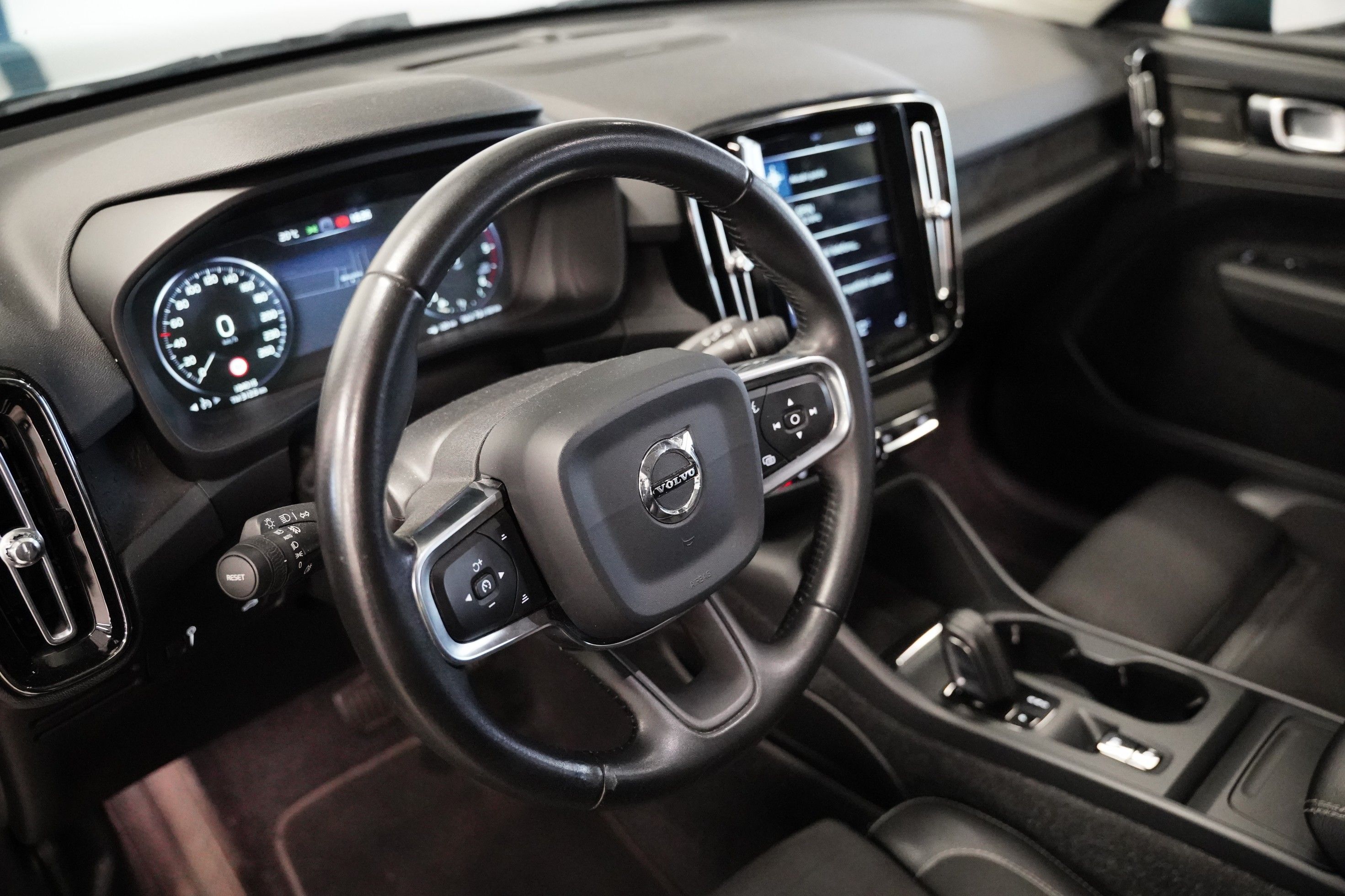 Volvo XC40, D3 110 kW Momentum - fotka 6