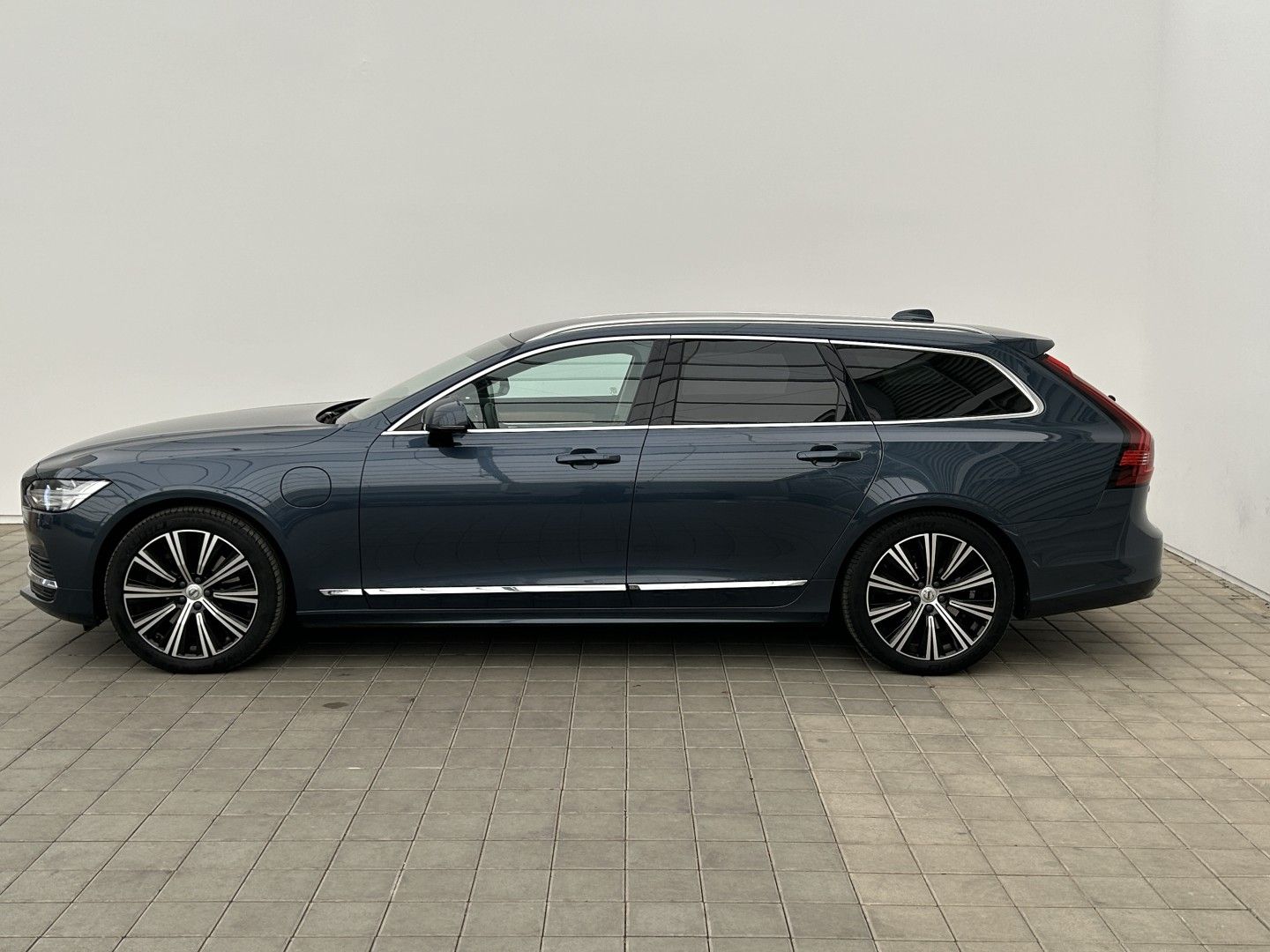 Volvo V90, 2.0Recharge 186kW 4x4  Inscrip - fotka 2