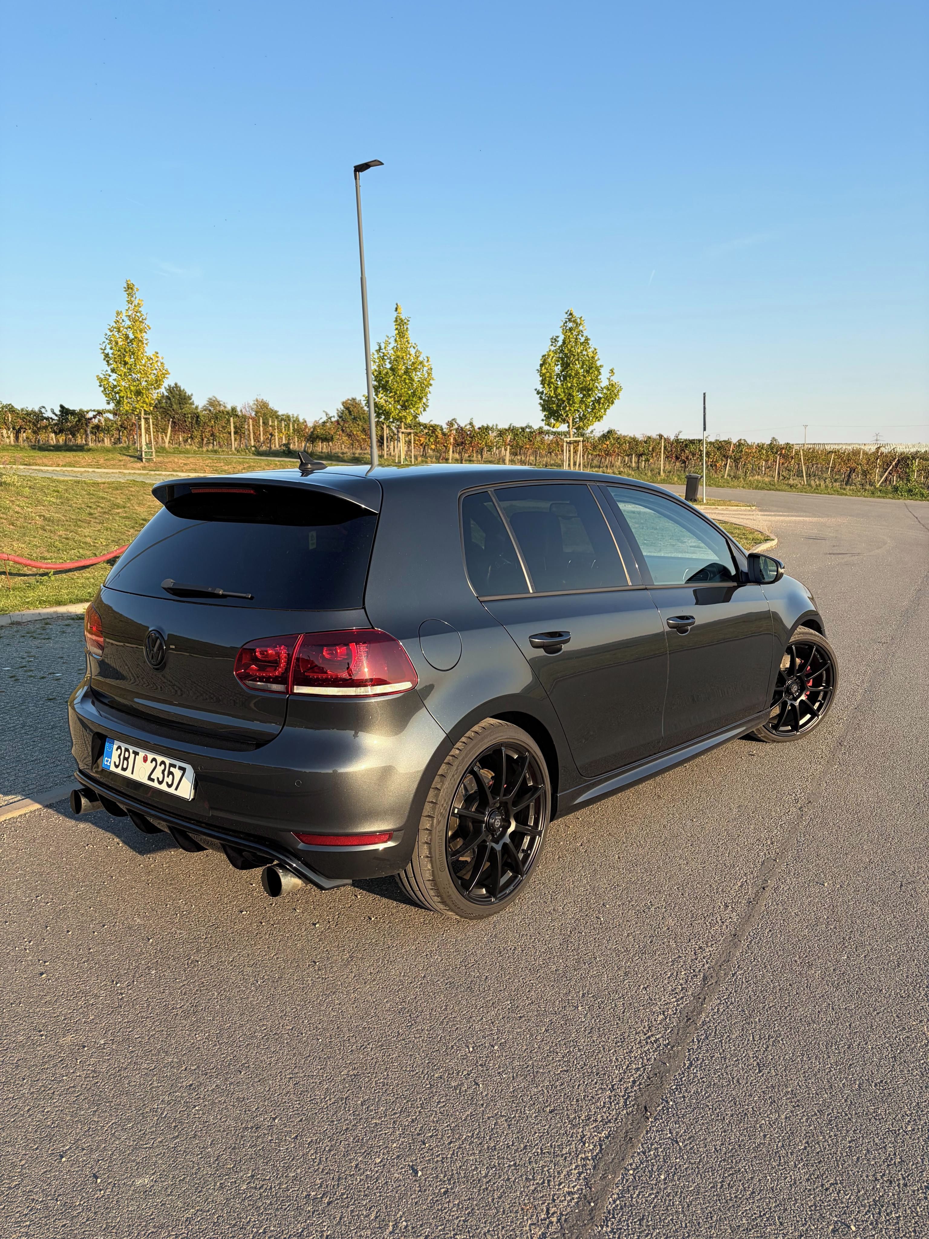 Volkswagen Golf, 6 GTI edice 35 - fotka 4
