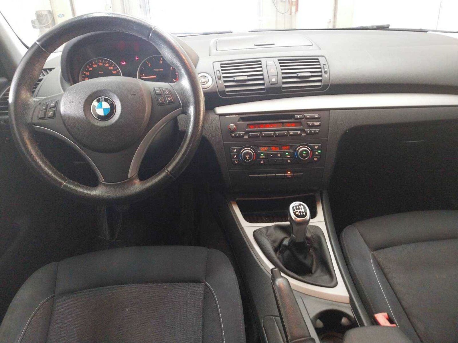BMW Řada 1, 116d, po STK - fotka 3