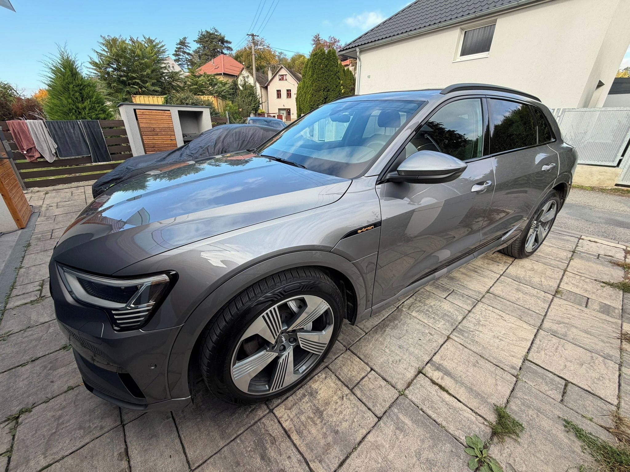 Audi e-tron, 55 S-Line,Asistenti,Nový motor - fotka 4