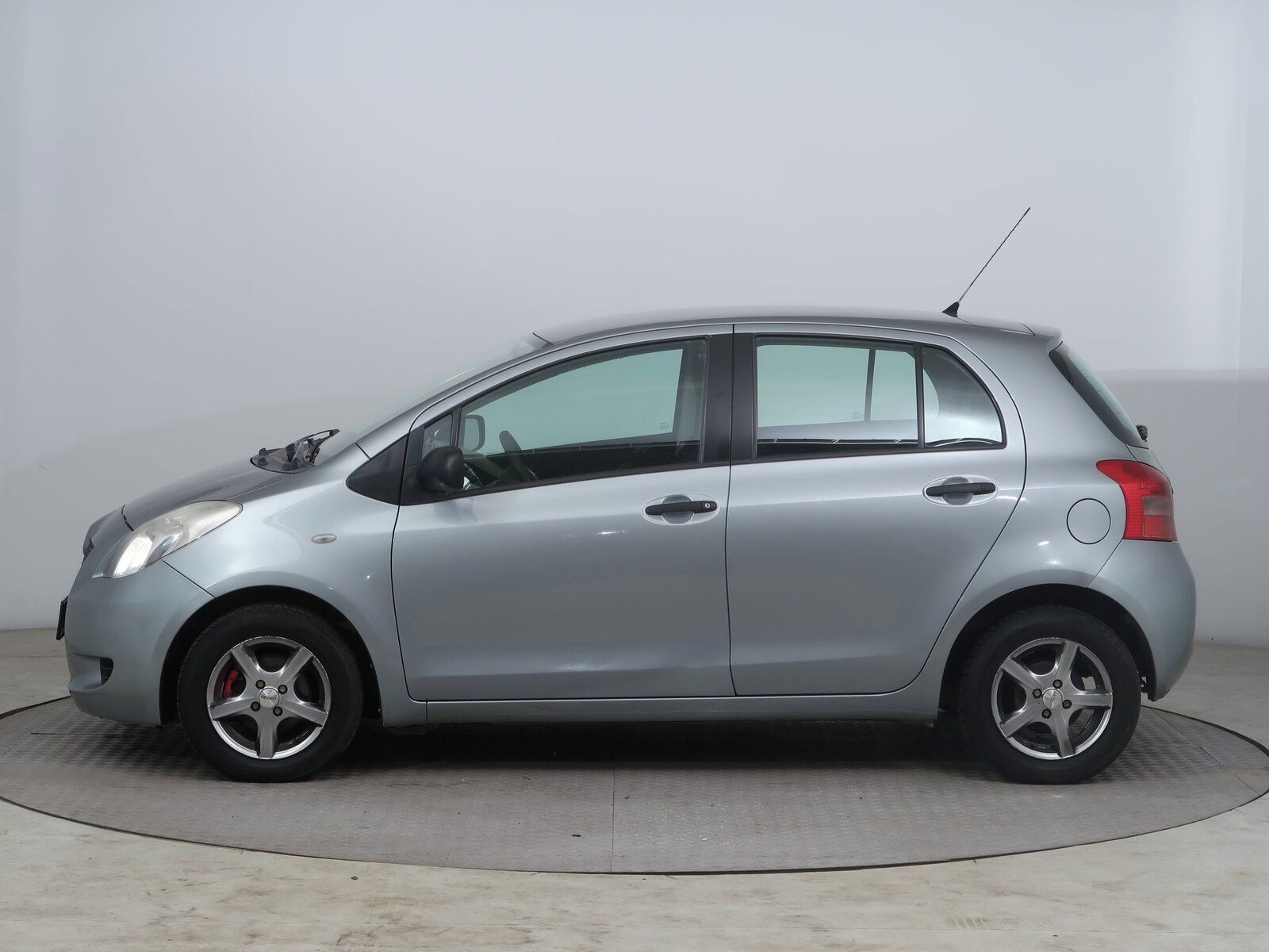 Toyota Yaris, 1.0 VVT-i, plně pojízdný - fotka 3
