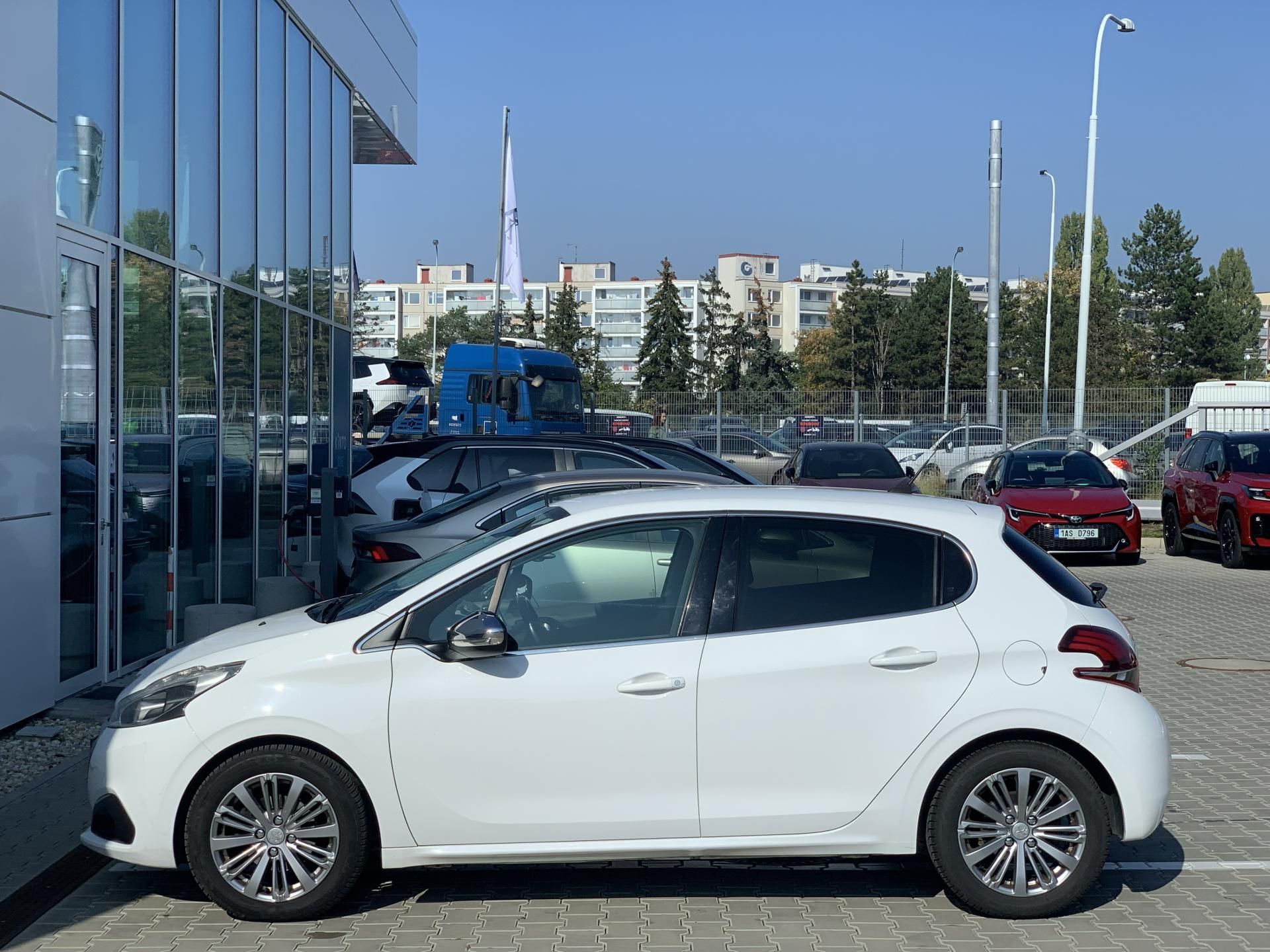 Peugeot 208, ALLURE+ 1.2 PureTech 81kW AT - fotka 4