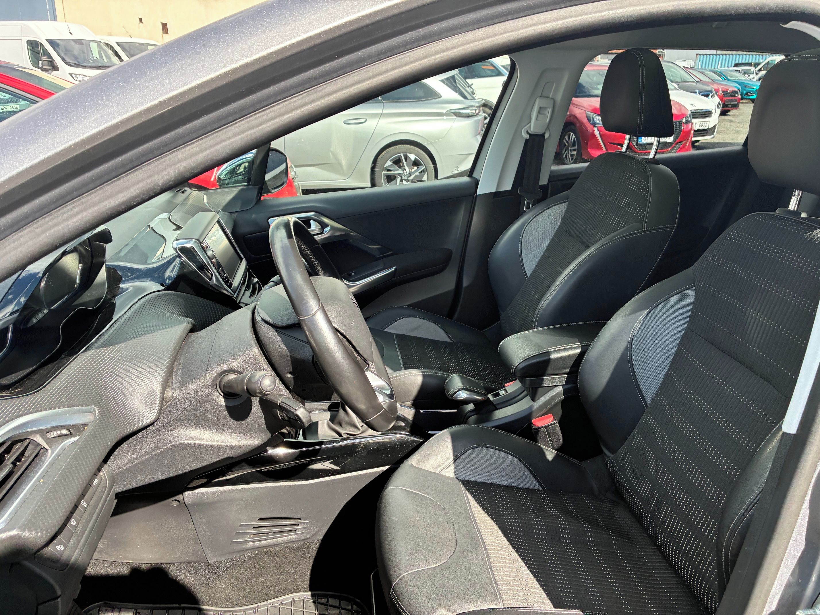 Peugeot 2008, Allure 1,6 Hdi 120k MAN6po STK - fotka 6