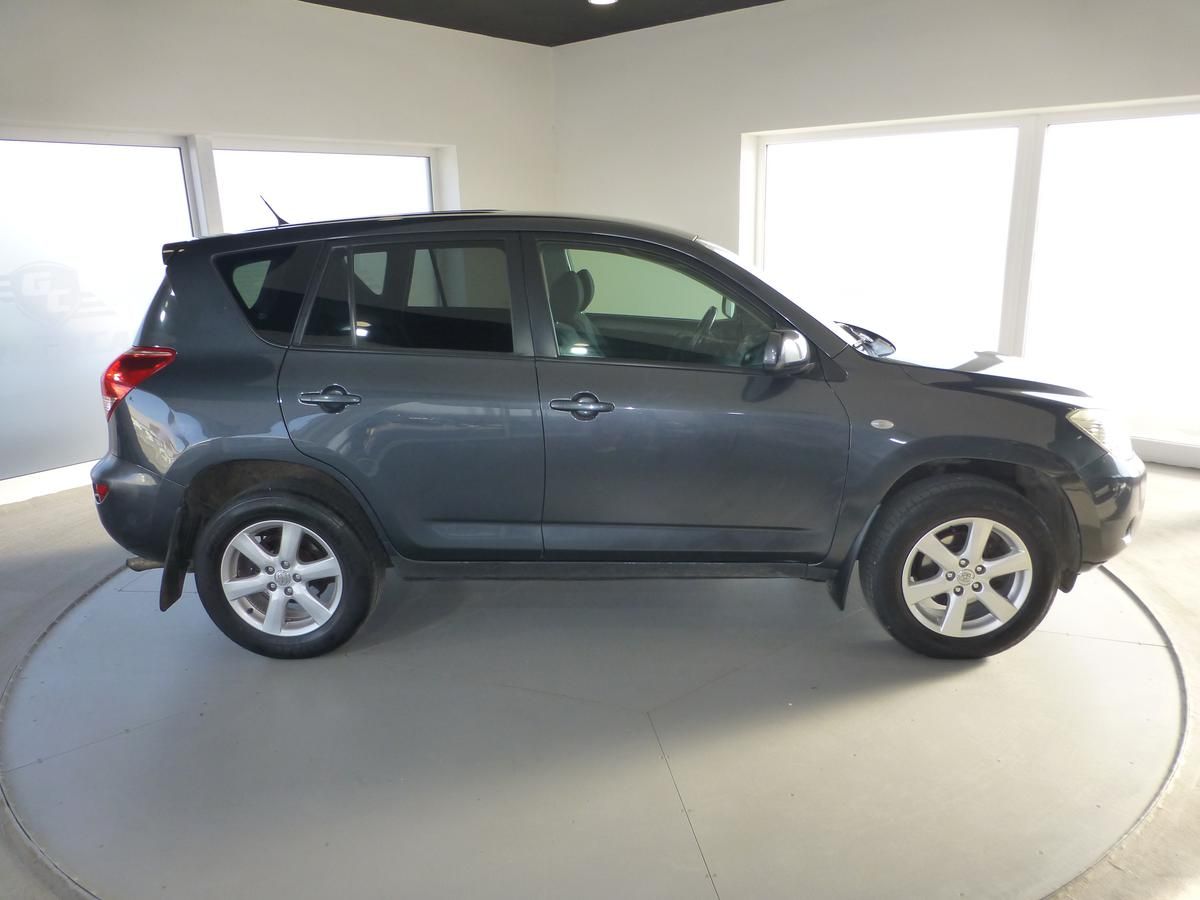 Toyota Rav4, 2,2 D-4D*ALU**TAŽNÉ**4X4 - fotka 5