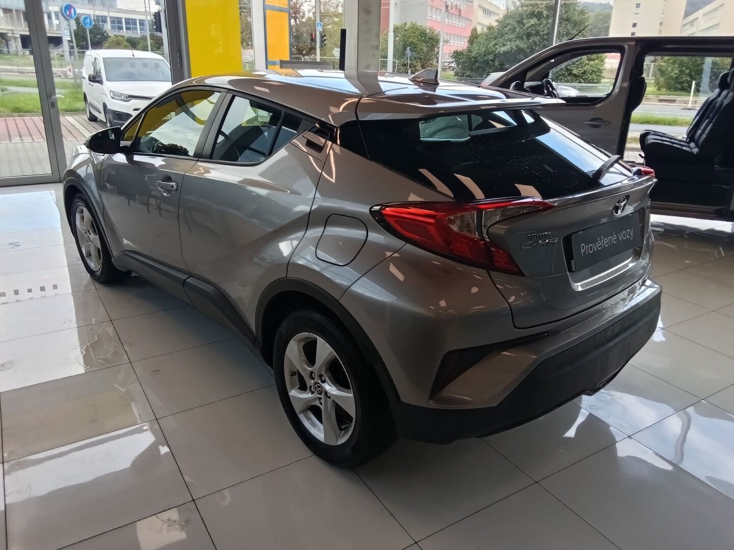 Toyota C-HR, 1.8HEV 72KW 2018 - fotka 4