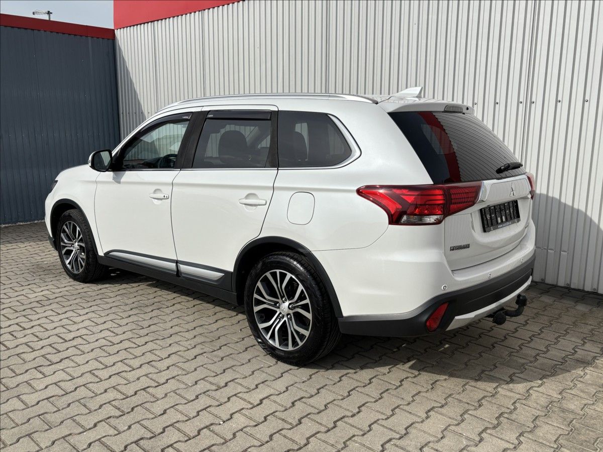Mitsubishi Outlander, 2,3 D Instyle+ 7.míst - fotka 3
