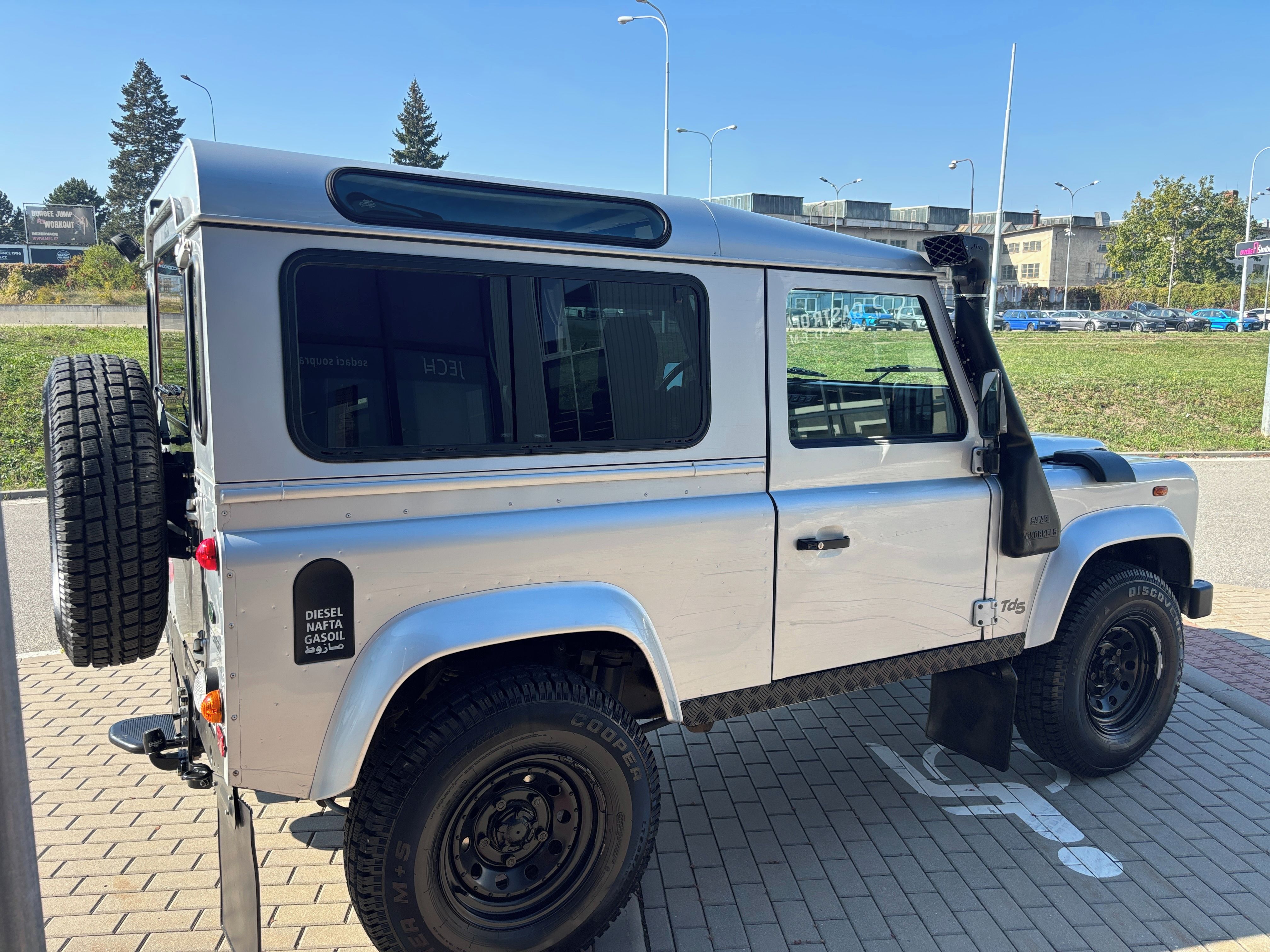 Land Rover Defender, 2.5 TD5 121kW  6 Míst Top Stav - fotka 6