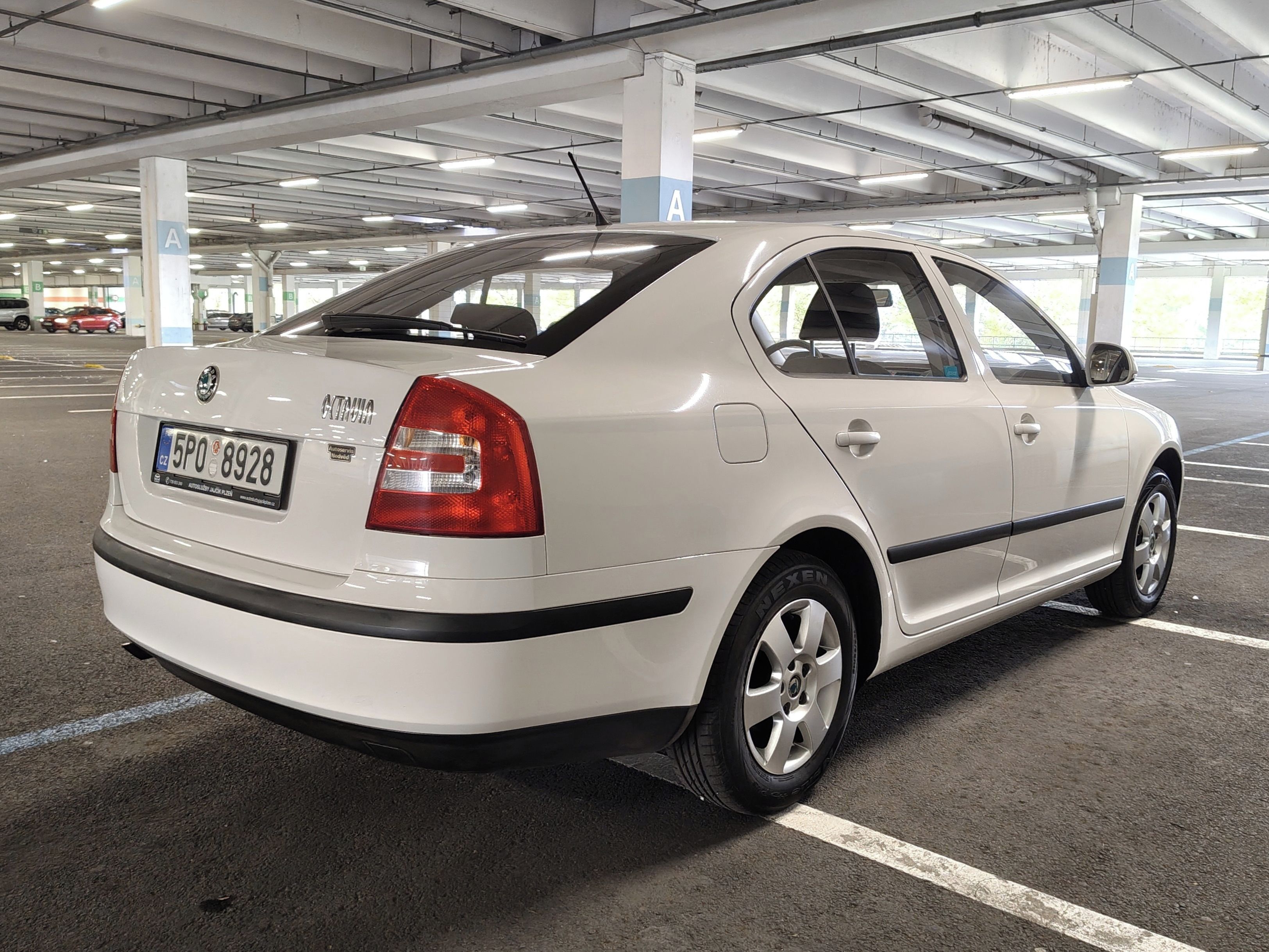 Škoda Octavia, 1,6i 75kw, exkluzivní stav - fotka 5