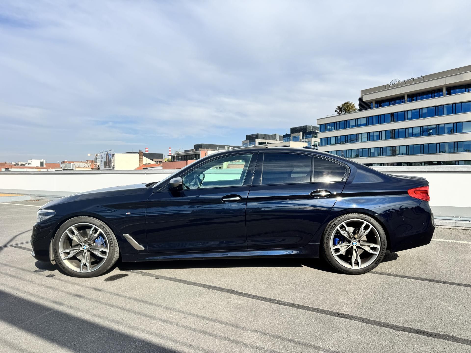 BMW Řada 5, M550i xDrive nez.topení - fotka 3