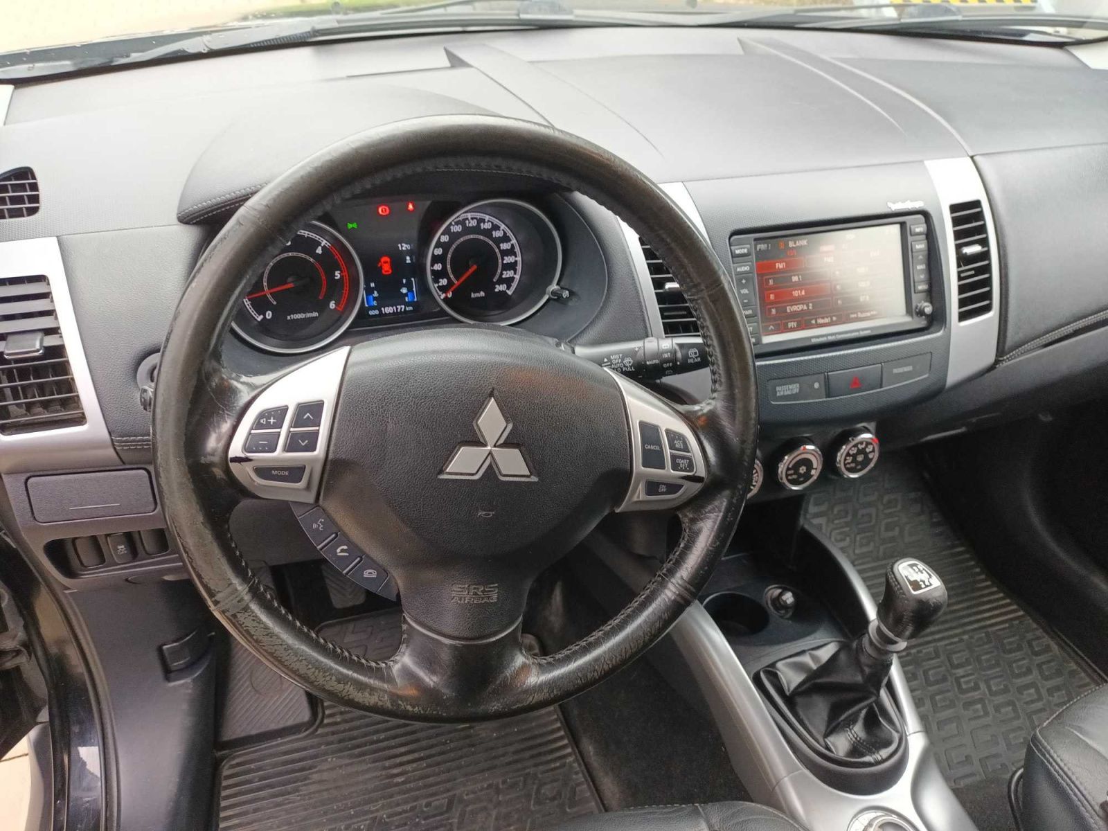 Mitsubishi Outlander, 2.2 DI-D, 7 míst, Navi - fotka 3