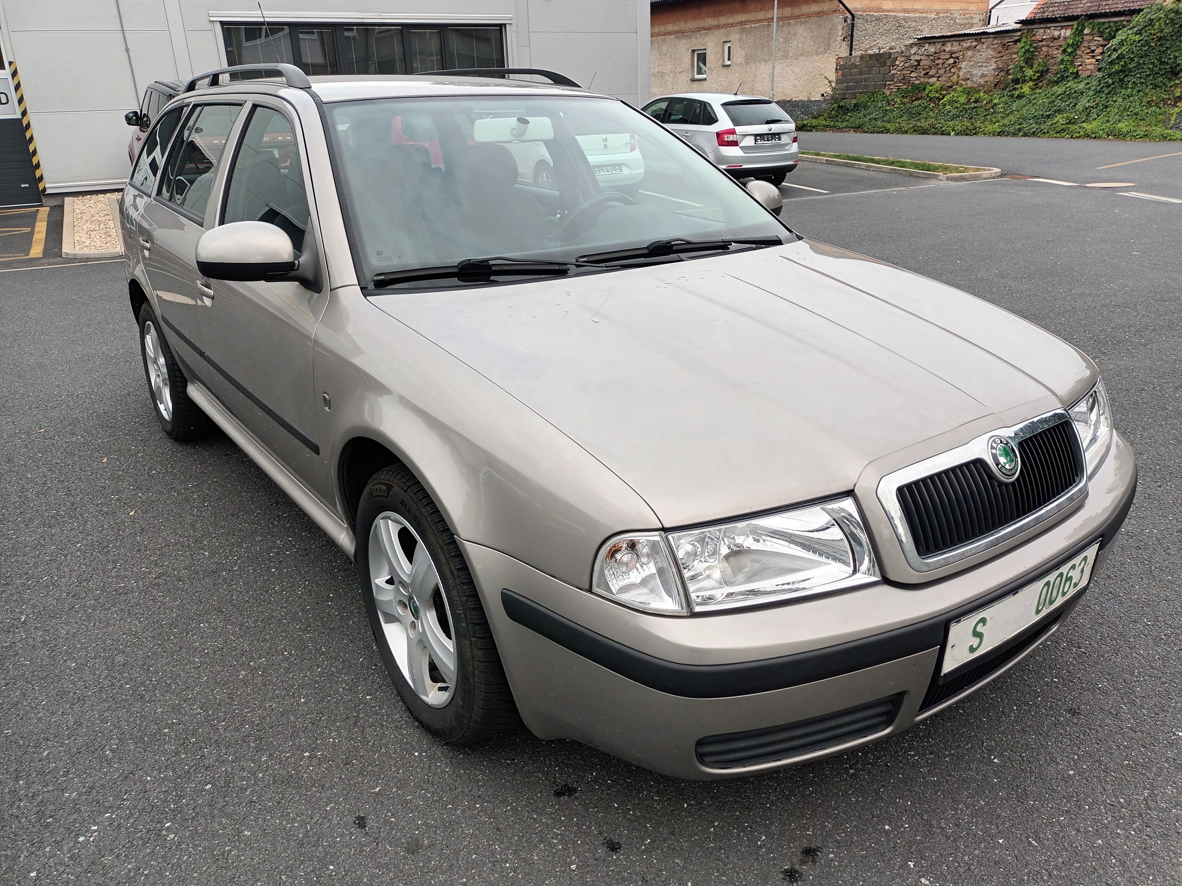 Škoda Octavia, TOUR 1.6MPI 75KW - fotka 2