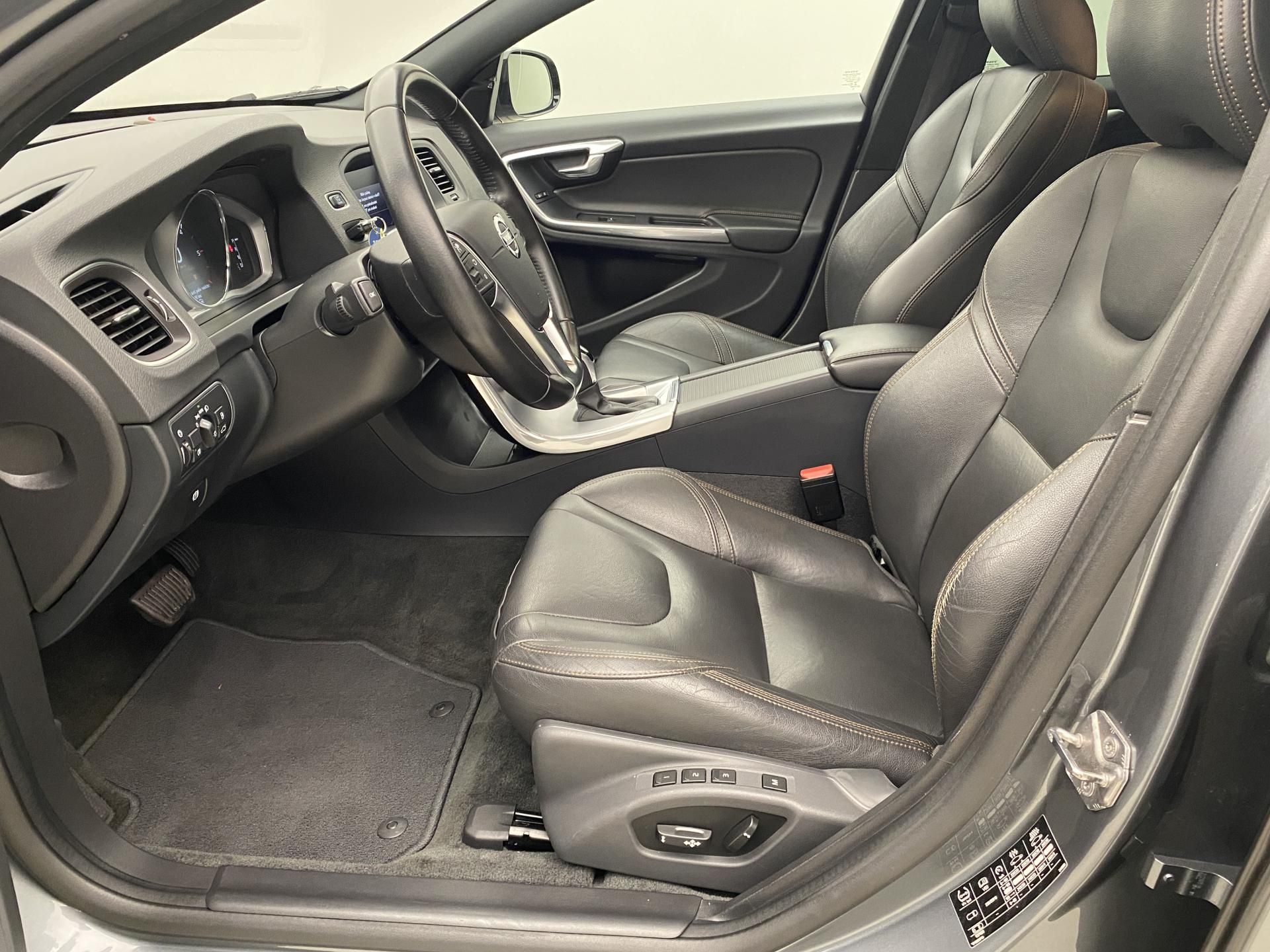 Volvo V60, CC D4 AWD SUMMUM AUT - fotka 3