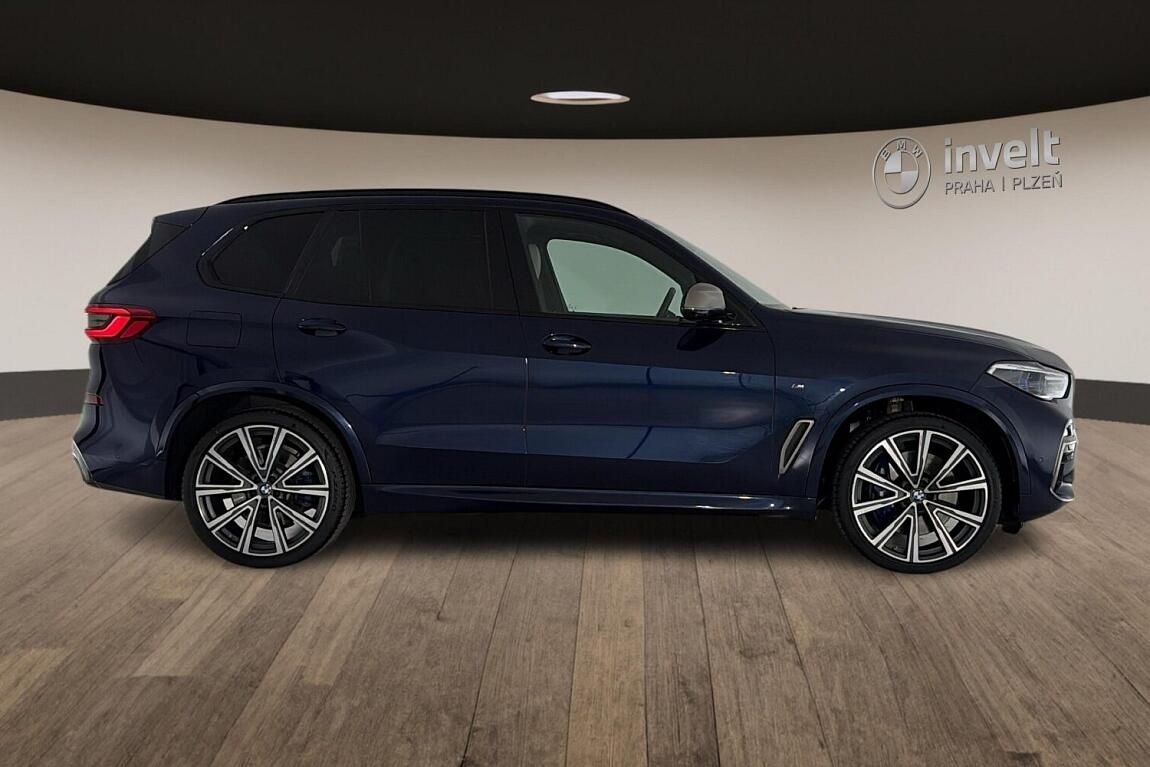 BMW X5, M50i - fotka 2