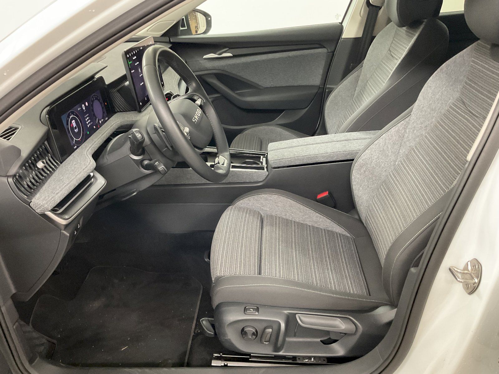 Škoda Superb, SUPERB SELEC TD 110/2.0 A7F - fotka 6