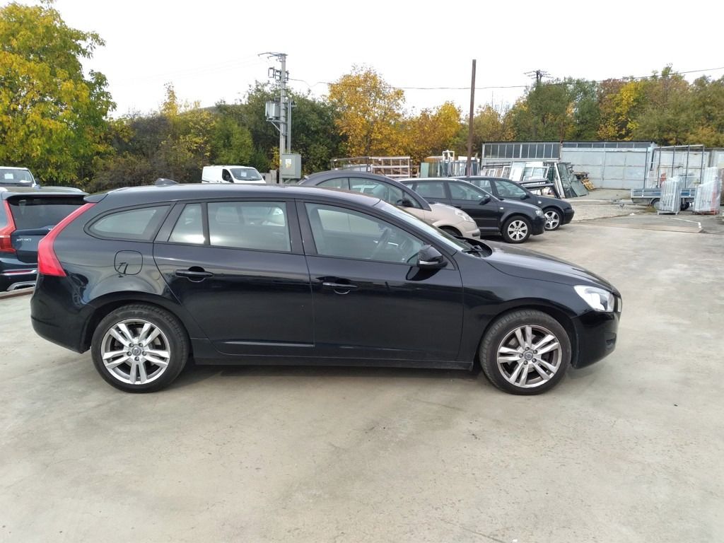 Volvo V60, D3 2.0D MANUÁL,NAVI,AC,DPH - fotka 5