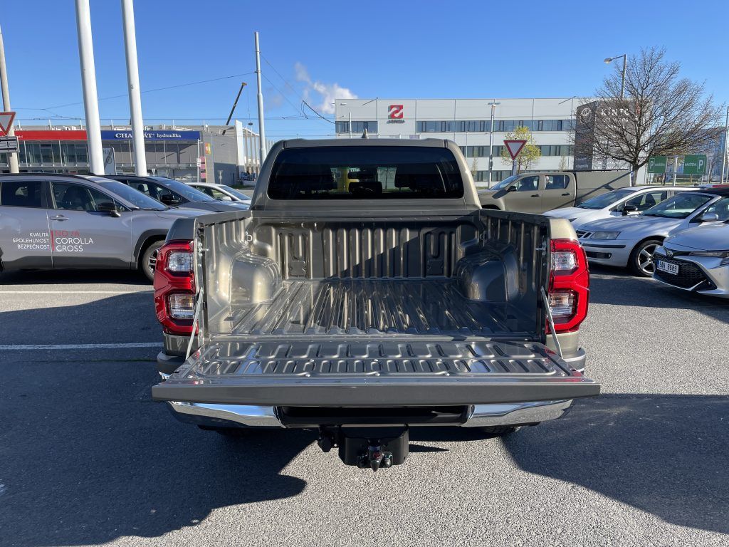 Toyota Hilux, 2.8D Executive ODBĚR 3/2027 - fotka 5