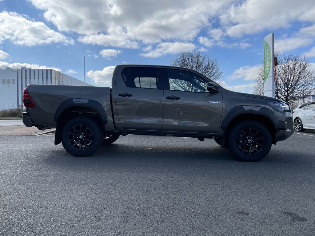 Toyota Hilux, 2.8D Invincible ODBĚR 3/2027 - fotka 2