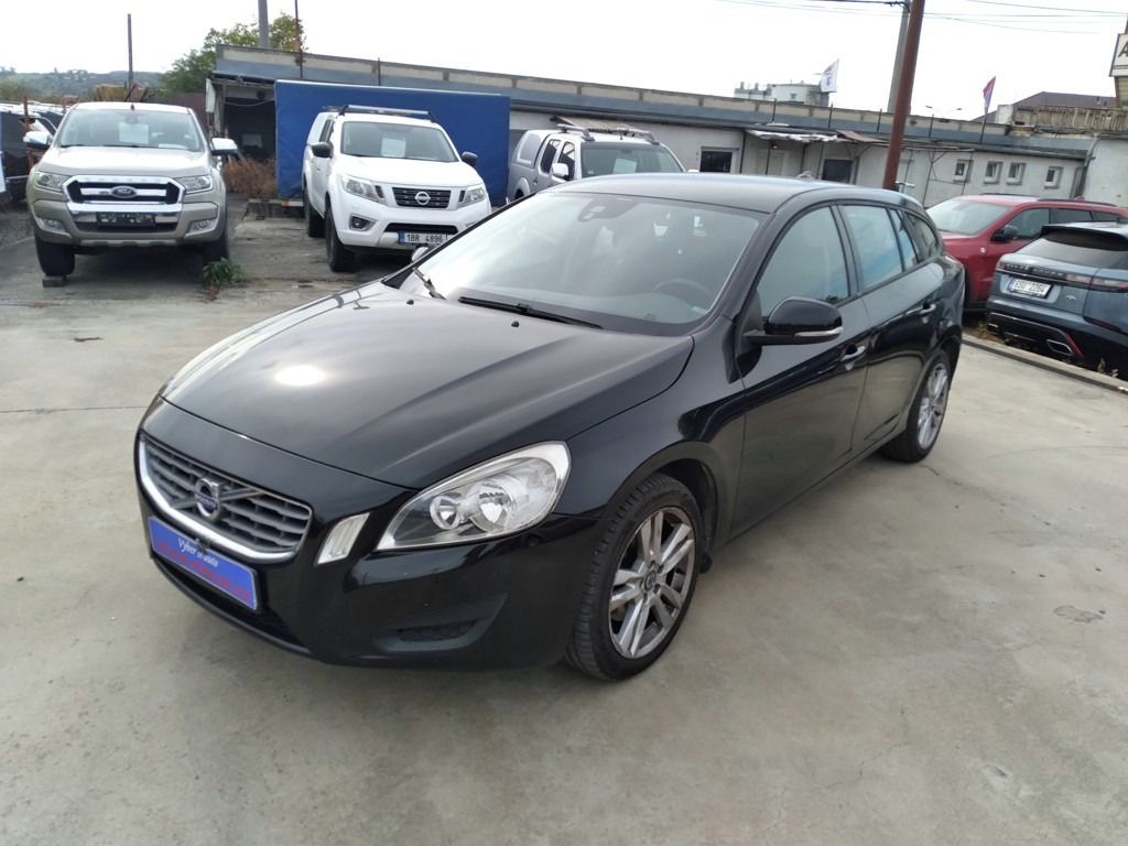 Volvo V60, D3 2.0D MANUÁL,NAVI,AC,DPH - fotka 3
