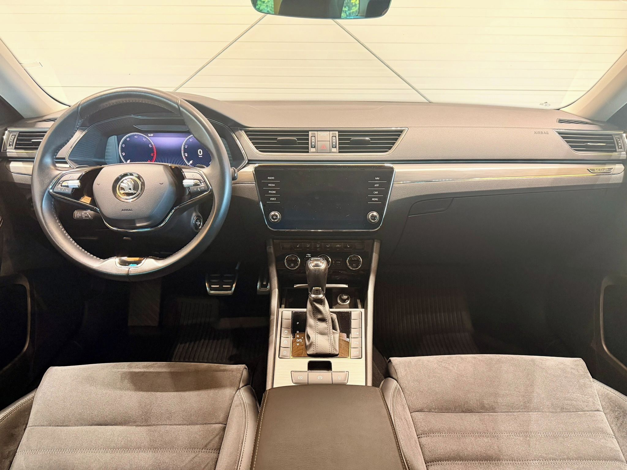 Škoda Superb, 2.0 TSi 206 Kw DSG 4x4 Scout - fotka 6