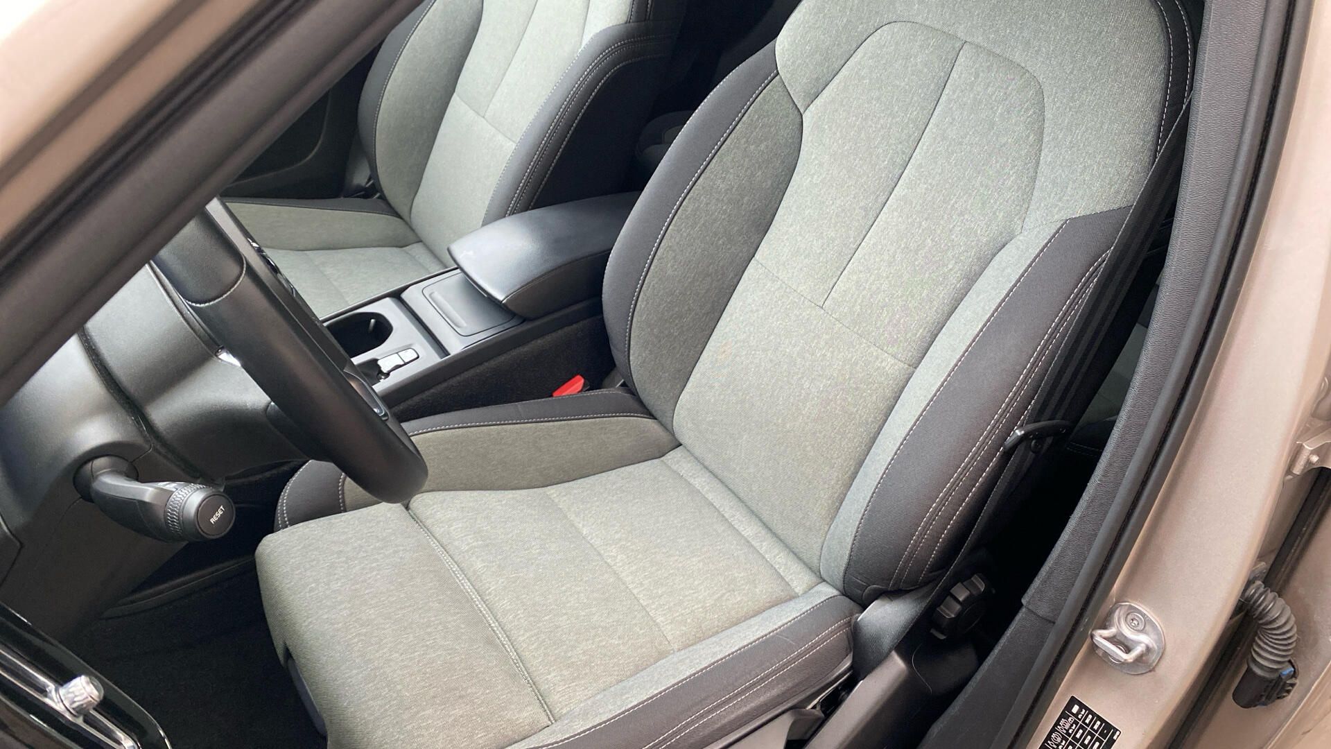 Volvo XC40, CORE, B4 AWD, 145+10 kW / 197+ - fotka 6